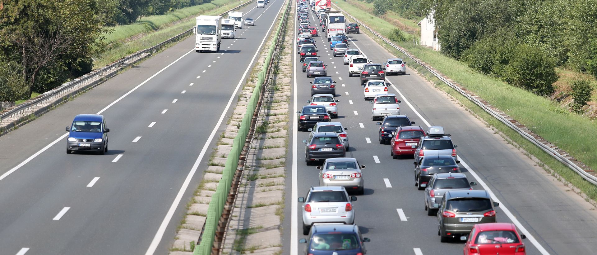 02.08.2014., Zagreb - Na autocesti A 3 Bregana - Lipovac u smjeru zapada velika kolona automobila kod cvora Buzin. Photo: Slavko Midzor/PIXSELL