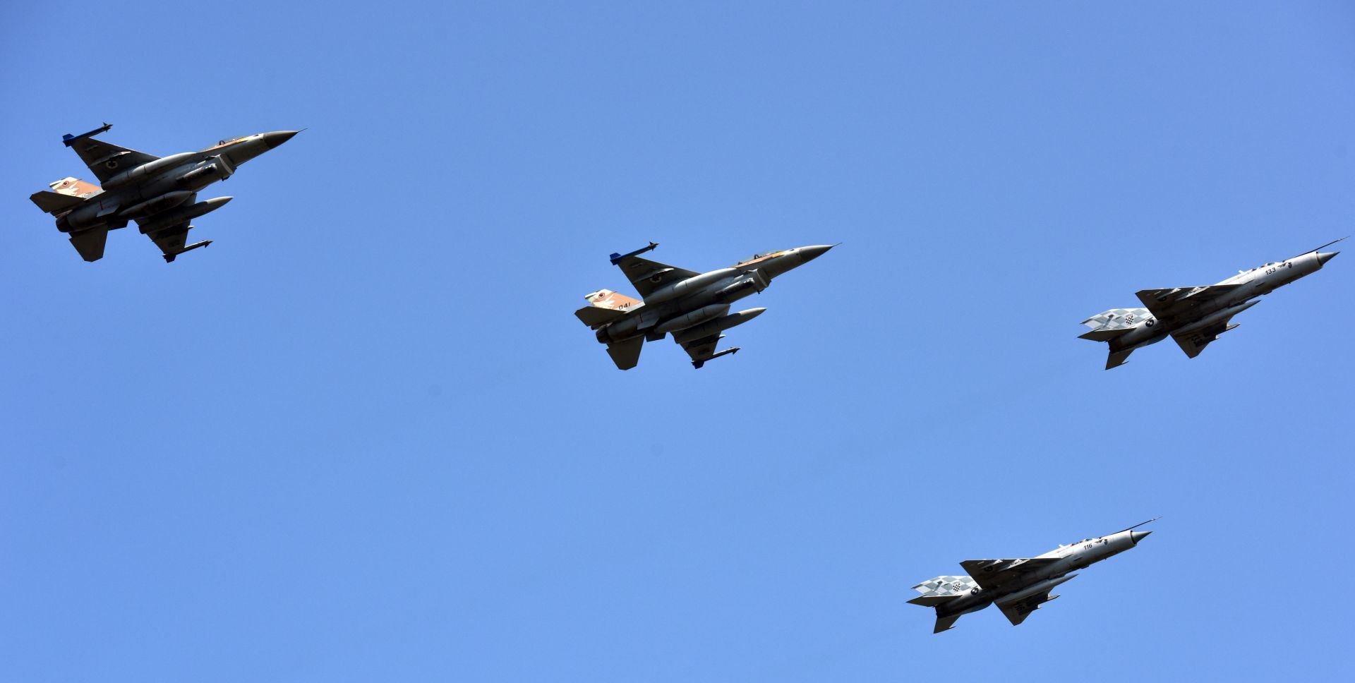 Knin: MiG-21 i izraelski borbeni avioni F-16 Barak zajedno u sklopu letačkog programa 05.08.2018., Knin - MiG-21 i izraelski borbeni avioni F-16 Barak zajedno u sklopu letackog programa povodom Dana pobjede i domovinske zahvalnosti te Dana hrvatskih branitelja. 

Photo: Hrvoje Jelavic/PIXSELL