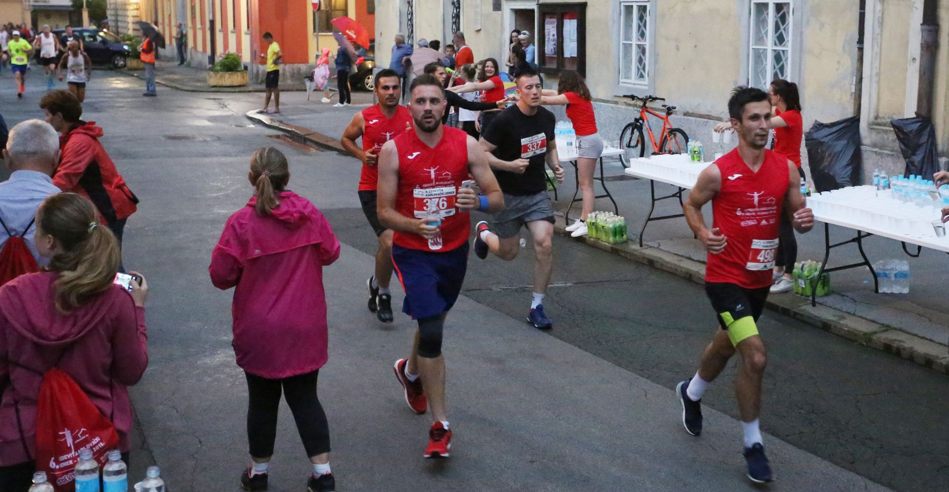 08.06.2018., Karlovac - Oko 1100 trkaca sudjelovalo je na 6. Karlovackom ceneru, cestovnoj utrci koja se trci sredistem grada. Organizator utrke je Atletski klub Maraton 2000 Karlovac. 

Photo: Kristina Stedul Fabac/PIXSELL