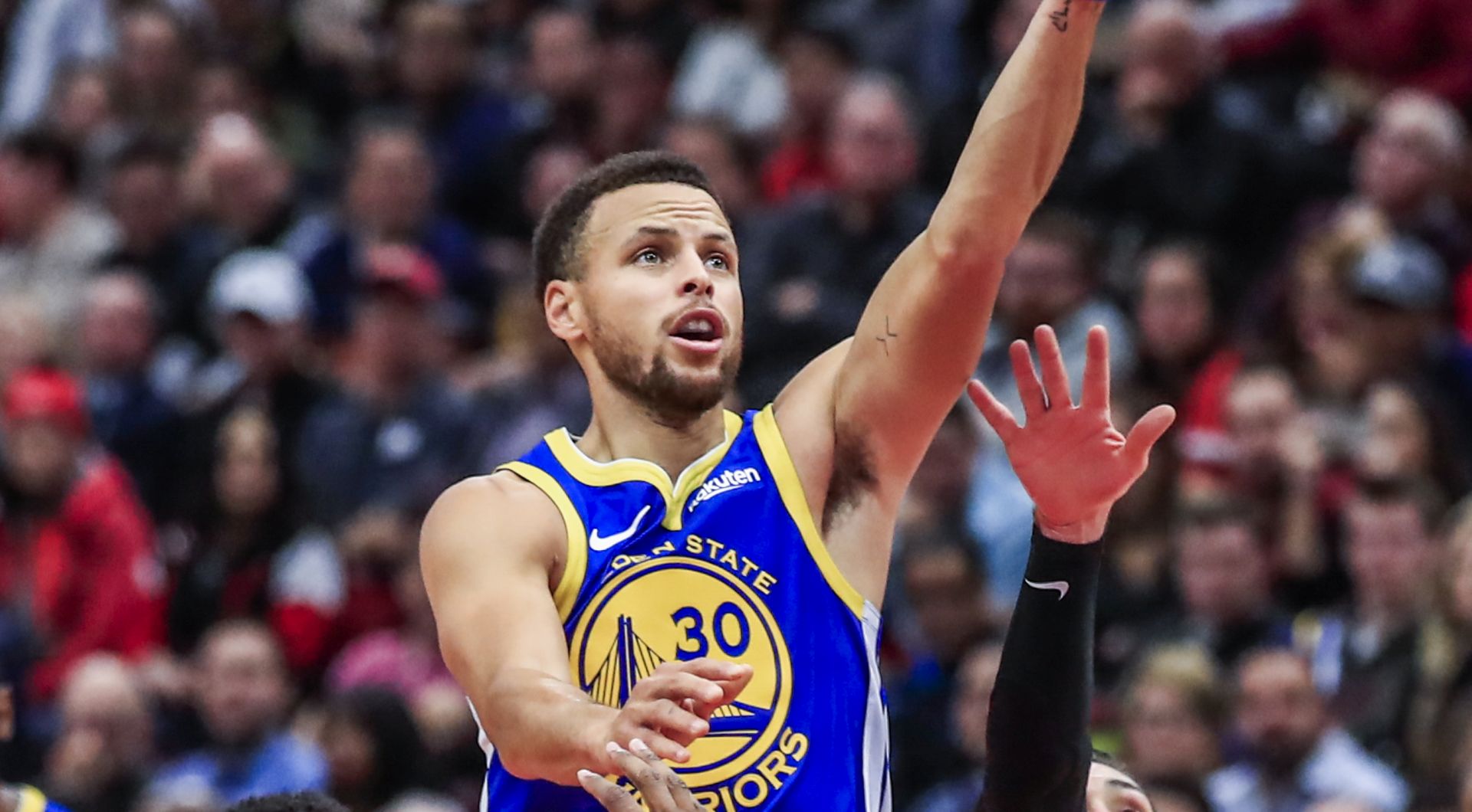 epa07130287 Golden State Warriors guard Stephen Curry (C) shoots between Chicago Bulls guard Ryan Arcidiacono (R) and Chicago Bulls forward Wendell Carter Jr. (L) in their NBA game at the United Center in Chicago, Illinois, USA, 29 October 2018.  EPA/TANNEN MAURY