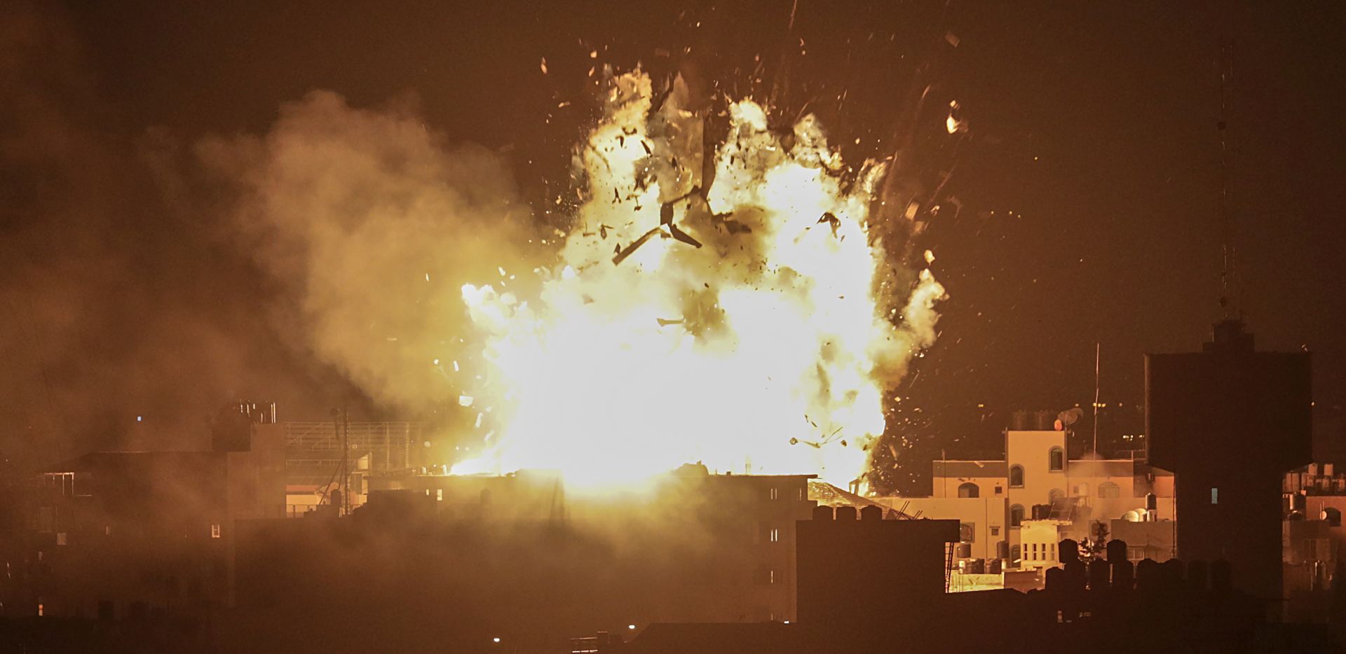 epa07161363 Smoke rises from the building of Al-Aqsa channel belonging to Hamas movement after Israeli air strike in Gaza City, 12 November 2018. Quider and six fighters were killed after Israeli air strikes in the east of Khan Younis town southern Gaza Strip a night earlier.  EPA/MOHAMMED SABER