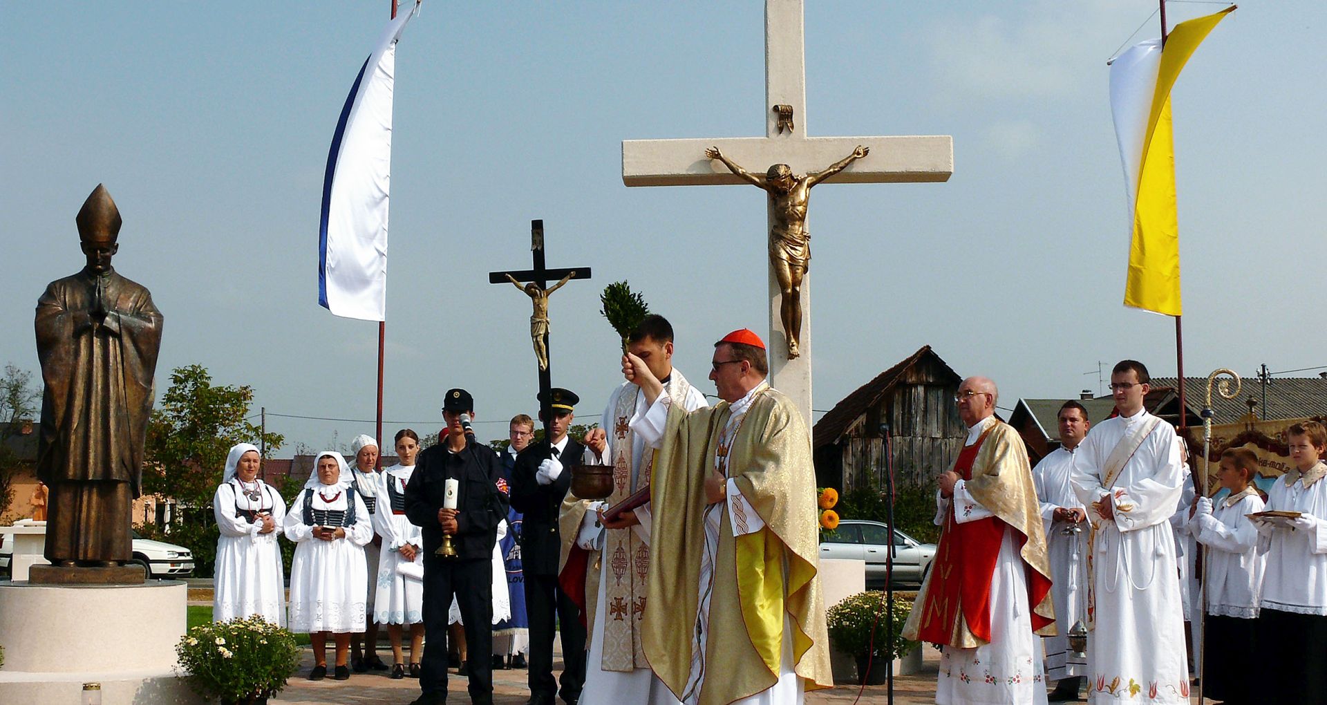 Karlovac, 20.9.2009 - Nadbiskup Josip Bozaniæ blagoslovio je danas novoureðeni Spomen-park hrvatskih muèenika, s raspelom, spomenikom blaenom biskupu i muèeniku Alojziju Stepincu i krinim putom, izgraðenom u karlovaèkoj upi "Sv. Martin" u Hrnetiæu. Na slici kardinal Josip Bozaniæ blagoslivlje obiljeja jubileja, raspelo i kip blaenoga Alojzija Stepinca .
foto FaH/ Mladen VOLARIÆ/ ua