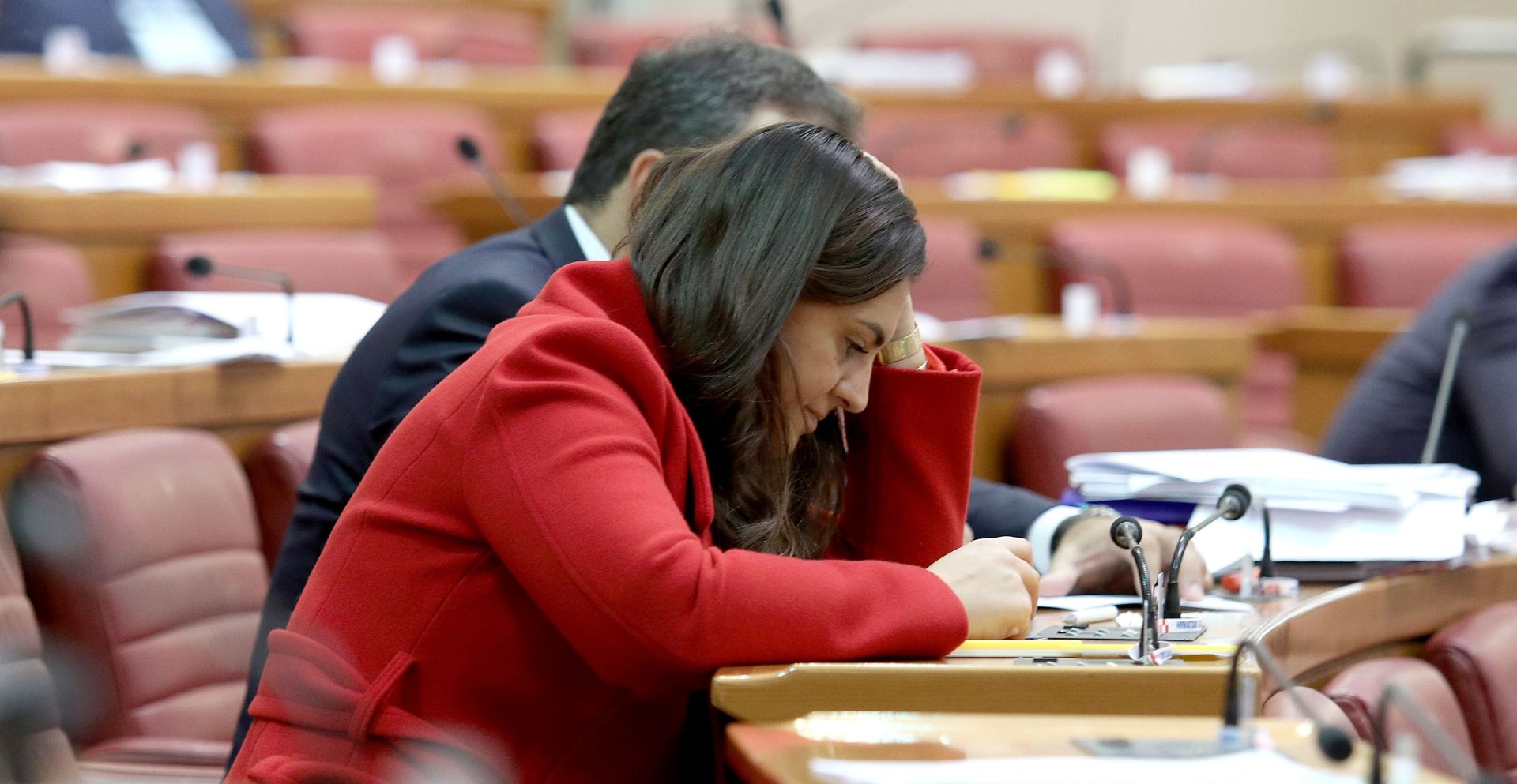Zagreb: Kako izgleda dan kada saborska rasprava izgubi dinamiku 26.10.2018., Zagreb- Pred skoro praznom sabornicom Sabor RH je 9. sjednicu nastavio raspravom o izmjenama i dopunama Zakona o edukacijsko-rehabilitacijskoj djelatnosti.     
Zastupnica Ivana Nincevic Lesandric prati ne bas zivu saborsku raspravu.     
Photo: Patrik Macek/PIXSELL