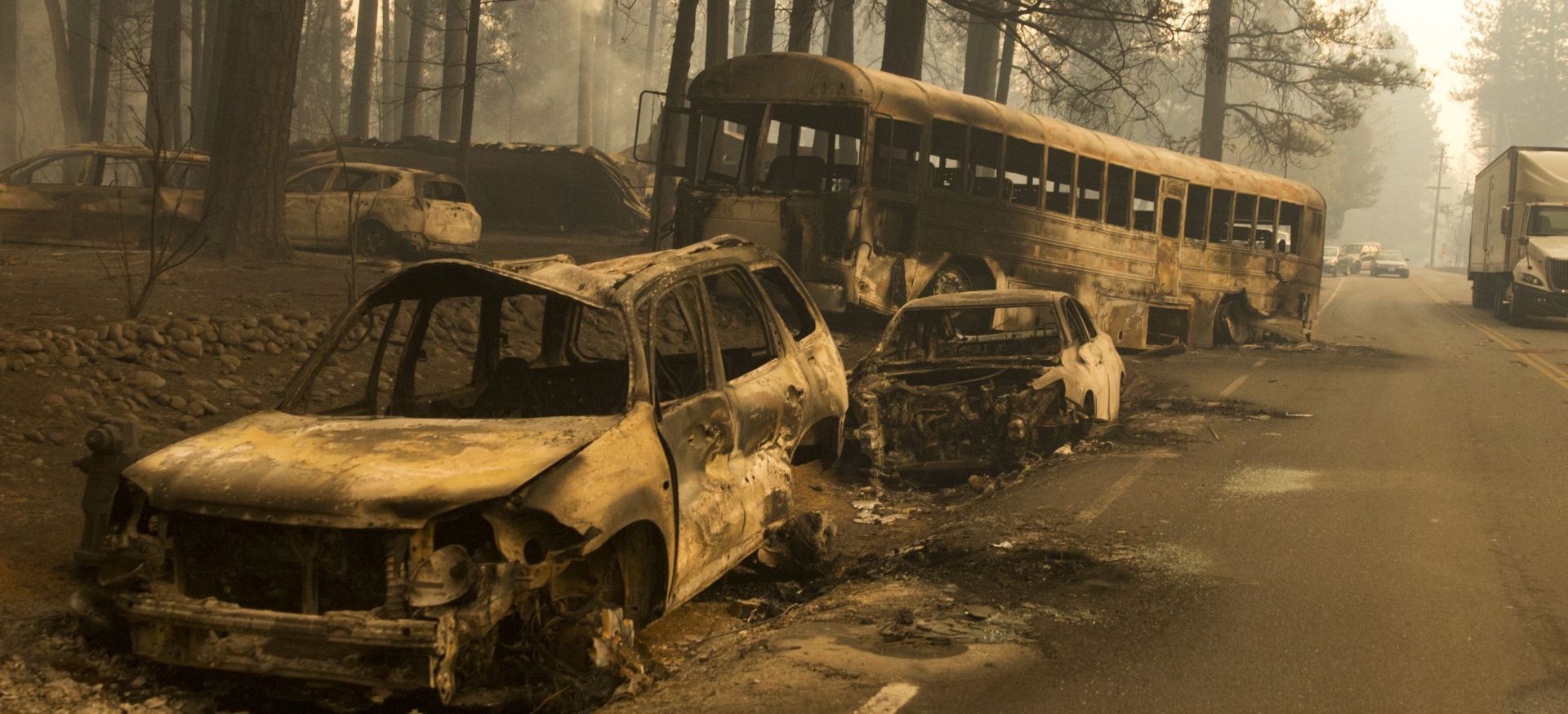 epa07154494 Abandoned cars from fleeing residents of the Magalia and Paradise Pine area, line Skyway road the day after the start of the Camp Fire that continues to burn out of control through the region, fueled by high winds in Butte County, California, USA, 09 November 2018. The nearby communities of Pulga, Paradise and Concow, have been ordered to evacuate the area.  EPA/PETER DASILVA