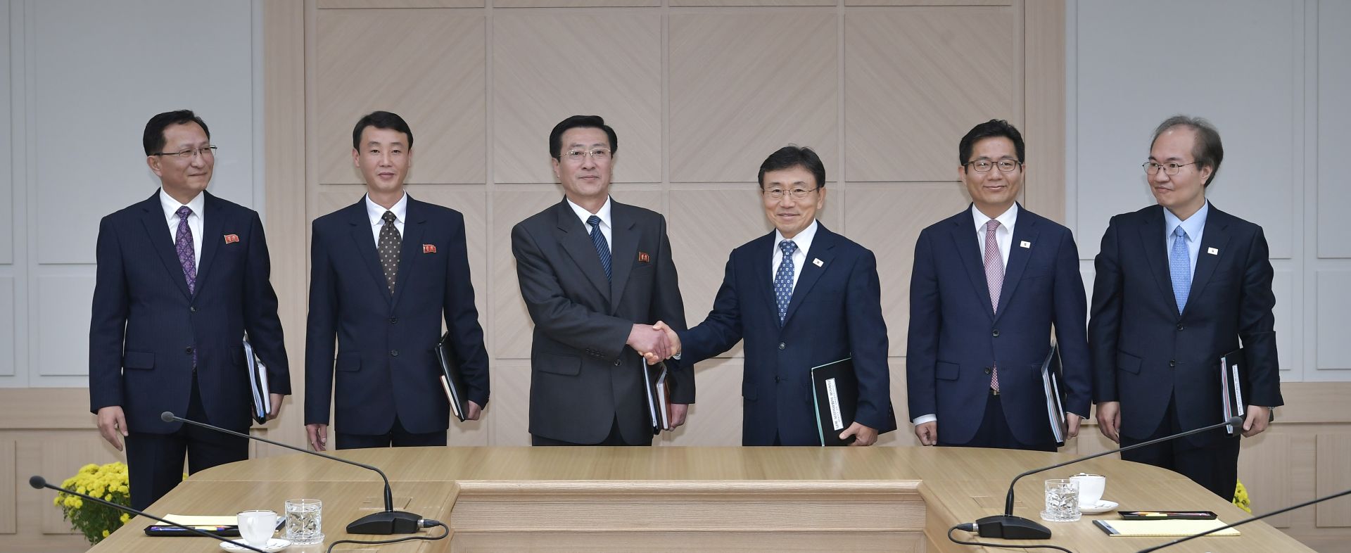 epa07147380 Vice Health Minister Kwon Deok-cheol (3-R), head of a three-member South Korean delegation, shakes hands with Pak Myong-su (3-L), a senior official at North Korea's Public Health Ministry and chief of a three-member North Korean delegation, as they meet at an inter-Korean liaison office in the border city of Kaesong, North Korea, 07 November 2018, to hold talks with a North Korean delegation over joint efforts to fight contagious diseases and other forms of health cooperation.  EPA/YONHAP / POOL SOUTH KOREA OUT