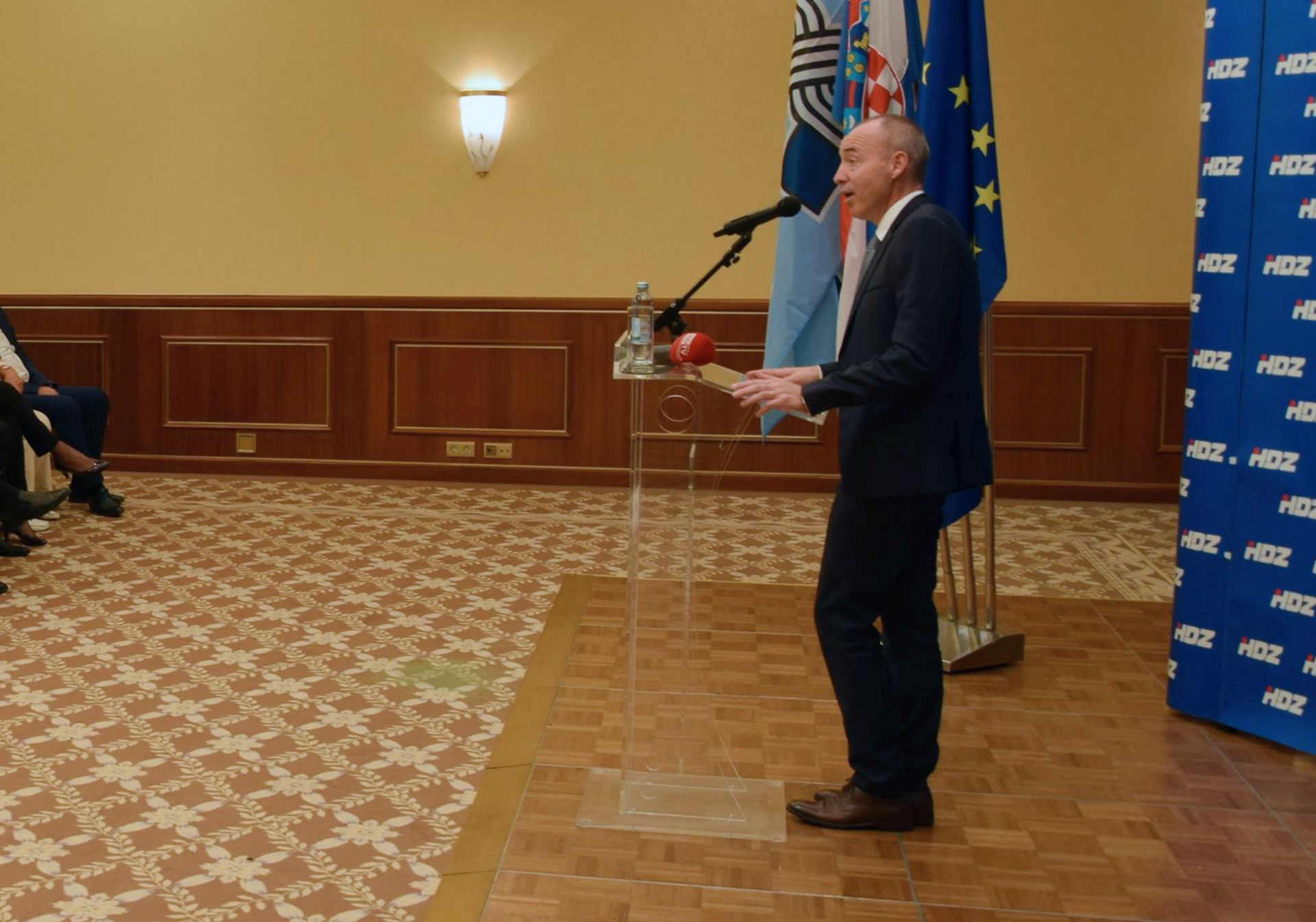Dubrovnik, 11.11.2018. - Gradski odbor Hrvatske demokratske zajednice Dubrovnik proslavio je u nedjelju 29. obljetnicu svog osnutka. Na slici Damir Krstièeviæ (D).
foto HINA/ Baldo MARUNÈIÆ/ ik