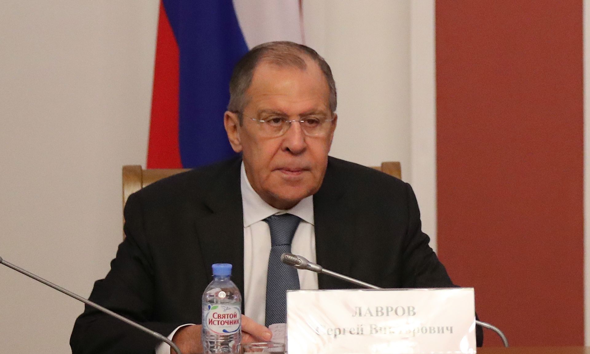 epa07180691 Russian Foreign Minister Sergei Lavrov (L) and Belarussian Foreign Minister Vladimir Makei (R) look on prior to the start of a joint session of the Belarusssian and Russian Ministries of Foreign Affairs in Minsk, Belarus, 21 November 2018. Sergei Lavrov is on a two-day working visit to Belarus.  EPA/TATYANA ZENKOVICH