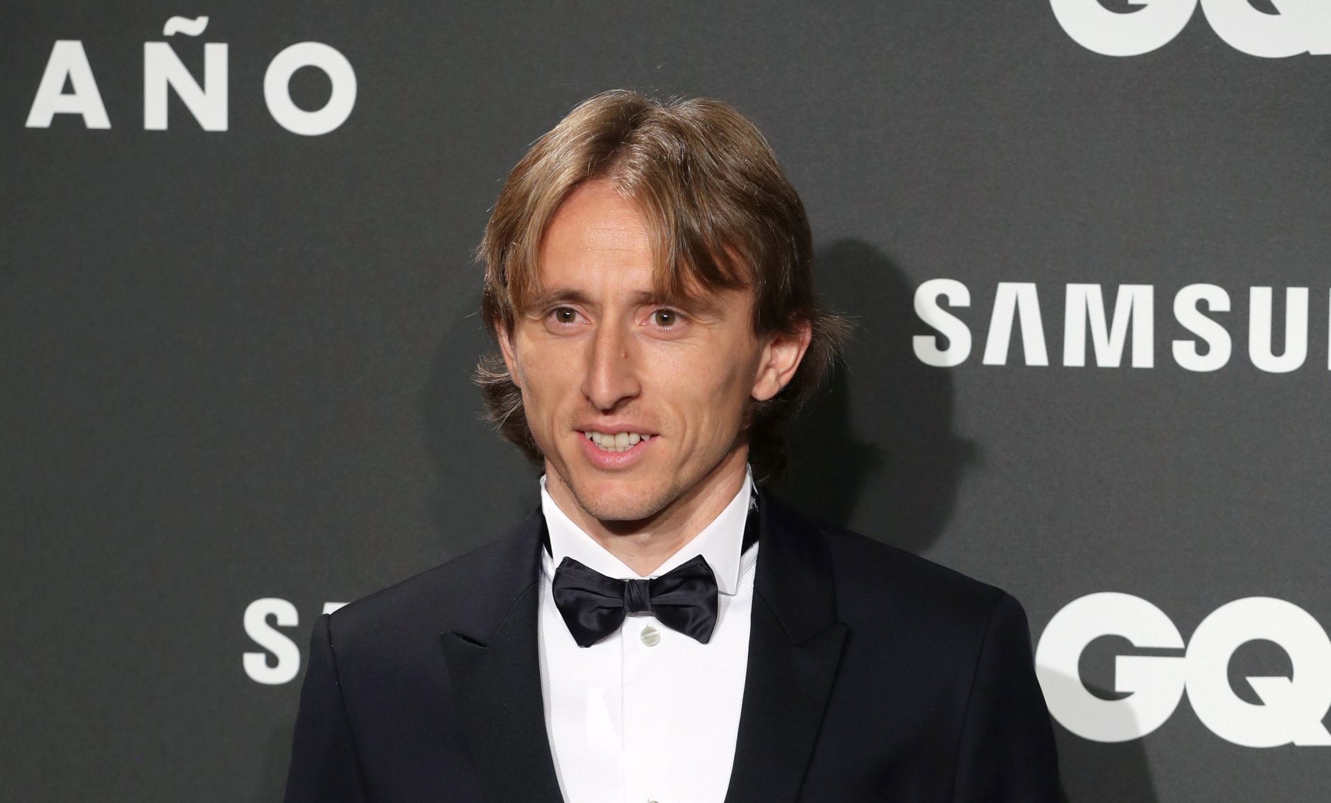 epa07183465 Real Madrid's Croatian soccer player Luka Modric poses for photographers upon arrival at the GQ Spanish Men of the Year Awards 2018 gala held in Madrid, Spain, 22 November 2018. The awards are presented by international monthly men's magazine GQ.  EPA/Ballesteros