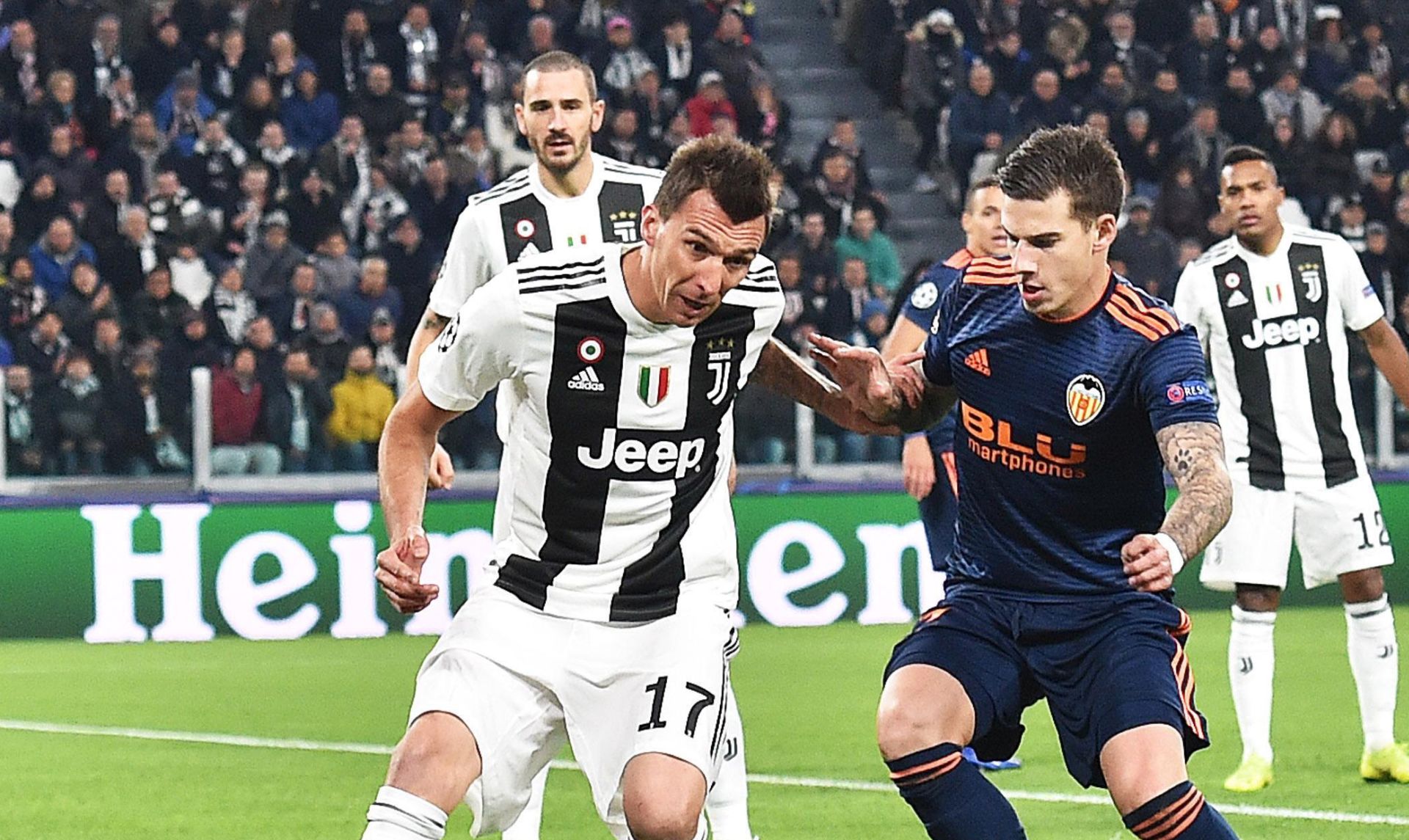 epa07193661 Juventus' Mario Mandzukic (L) and Valencia's Santi Mina (R) in action during the UEFA Champions League group H soccer match between Juventus FC and Valencia at the Allianz stadium in Turin, Italy, 27 November 2018.  EPA/ANDREA DI MARCO
