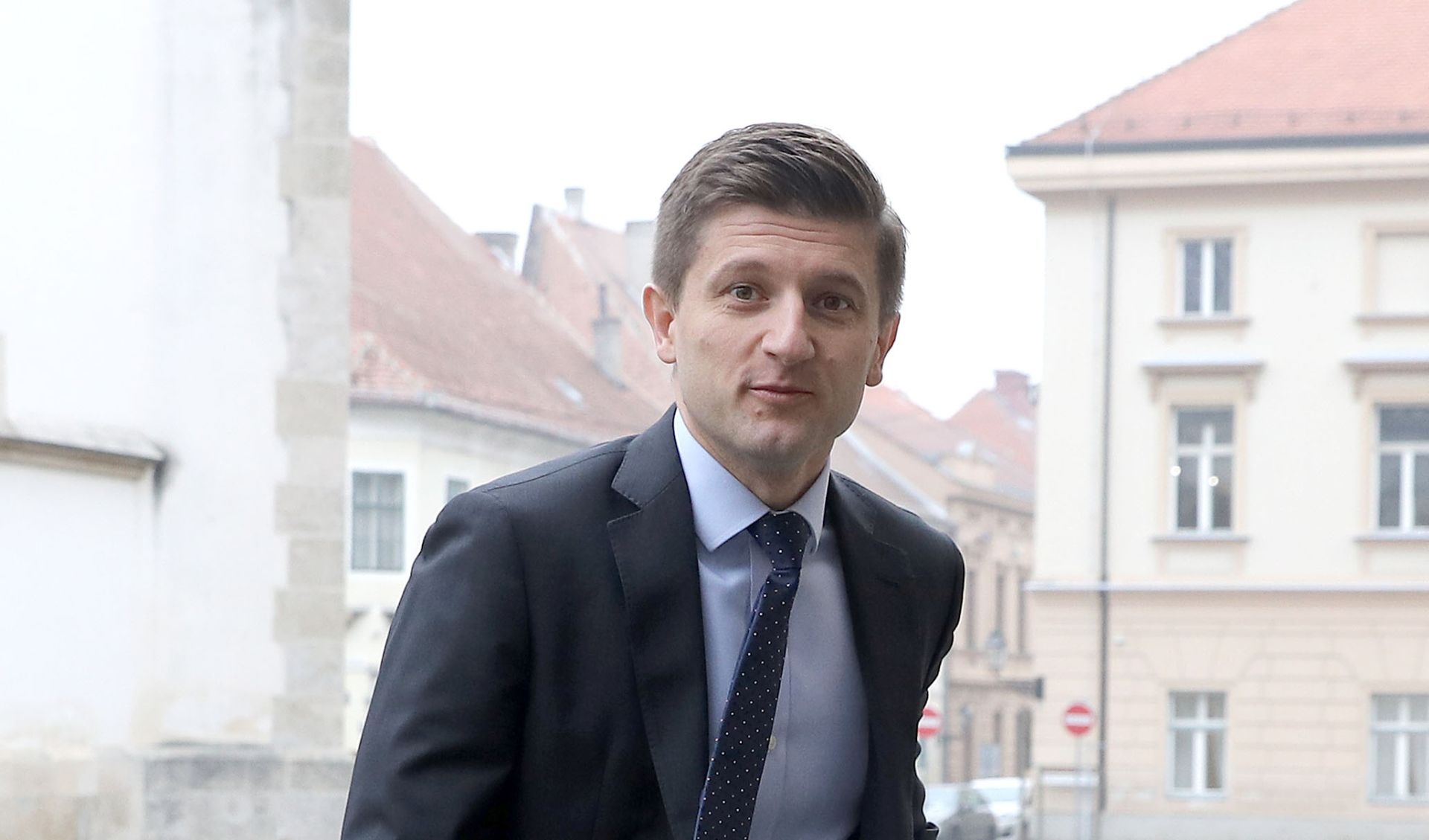 Zagreb: Dolazak ministara na sjednicu Vlade 09.11.2018., Zagreb - Vlada RH na svojoj 124. sjednici raspravlja o nacrtu prijedloga drzavnog proracuna Republike Hrvatske za 2019. godinu i projekcijama za 2020. i 2021. godinu. Ministar financija Zdravko Maric dolazi na sjednicu Vlade. Photo: Patrik Macek/PIXSELL