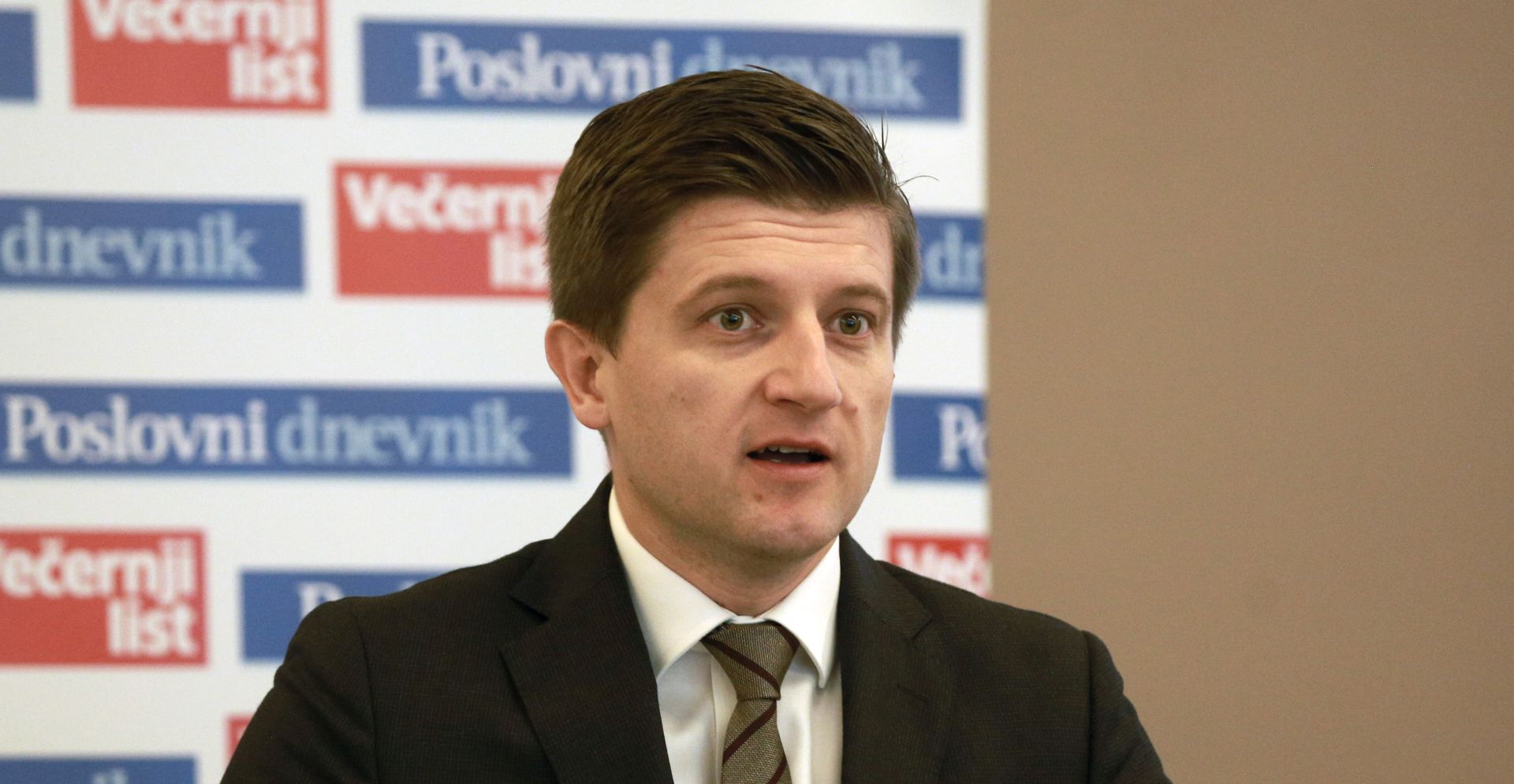 Zagreb, 30.10.2018 -  "Zagreb-financijsko središte: Ususret euru" - tema je konferencije koju su organizirali Poslovni dnevnik i Večernji list, a kojoj je cilj ukazati na dobre i loše strane uvođenja eura na vrijeme te potaknuti nacionalnu raspravu koja bi pomogla da hrvatsko gospodarstvo, ali i građani, uđu u eurozonu spremni. Na slici ministar financija Zdravko Marić.
Foto HINA/ Dario GRZELJ/ dag