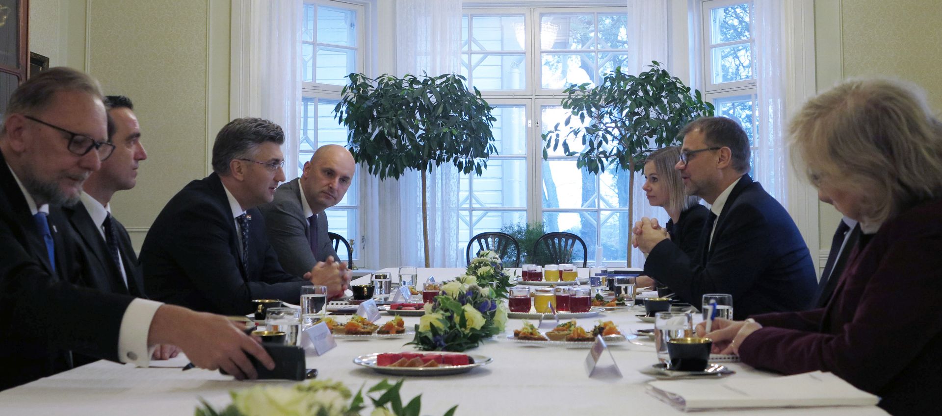 Helsinki, 07.11.2018 - Predsjednik Vlade Republike Hrvatske Andrej Plenkoviæ bilateralno se susreo sa finskim prmeijerom Juhom Sipilom. Izaslanstvo Hrvatske demokratske zajednice (HDZ) na èelu s predsjednikom Andrejem Plenkoviæem sudjeluje u srijedu i èetvrtak na kongresu Europske puèke stranke na kojem æe se birati glavni kandidat europskih puèana za izbore za Europski parlament u svibnju 2019. godine. Na slici Josip Buljeviæ, Andrej Plenkoviæ, Tomislav Toluiæ i Juha Sipila.
foto HINA/ Slavko VUKADIN /ds