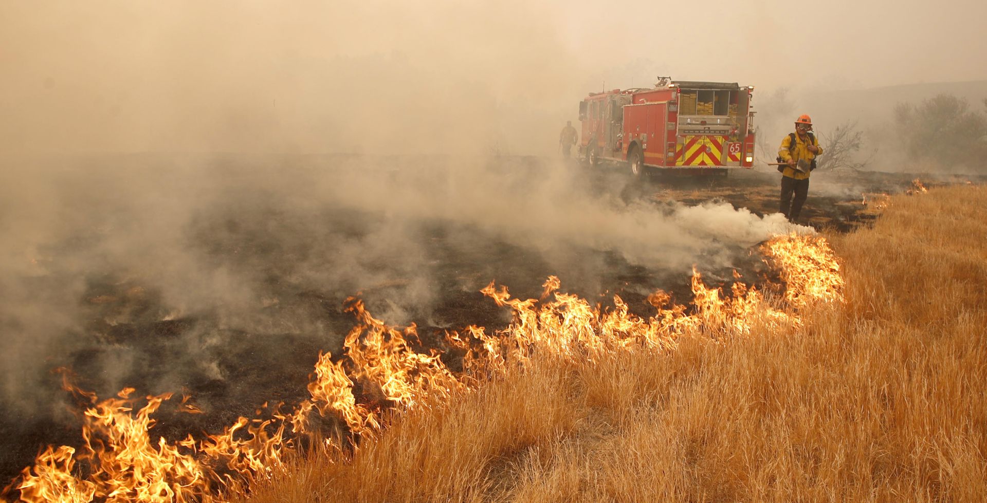 epaselect epa07156471 A firefighter battles a hotspot caused by the Woosley Fire in Malibu, California, USA, 10 November 2018. Fires across California fueled by very dry conditions and warm strong Santa Ana winds have destroyed 150 homes, caused nine fatalities and scorched over 100,000 acres.  EPA/MIKE NELSON