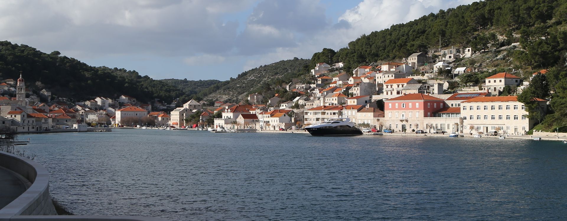12.01.2016., Brac - Panoramski pogled na mjesto Pucisca. Photo: Ivo Cagalj/PIXSELL