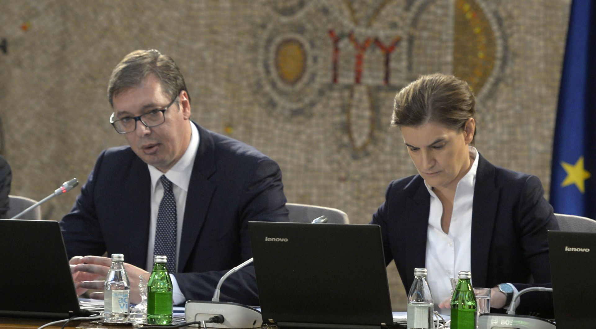 Beograd, 30.10.2018. - Predsjednik Srbije Aleksandar Vuèiæ pozvao je u utorak kosovske Srbe da ne sudjeluju u vojsci Kosova èije su osnivanje ranije najavile vlasti u Pritini. Vuèiæ je tijekom zajednièke sjednice srbijanske vlade i predstavnika Srba s Kosova u Beogradu rekao kako pritinske vlasti planiraju predstaviti vojsku Kosova 28. studenog, na Dan albanske zastave, albanski nacionalni praznik. Na slici Aleksandar Vuèiæ, Ana Brnabiæ, Marko Ðuriæ i Nikola Selakoviæ tijekom sjednice.
foto HINA/ TANJUG/ RADE PRELIC/ ua