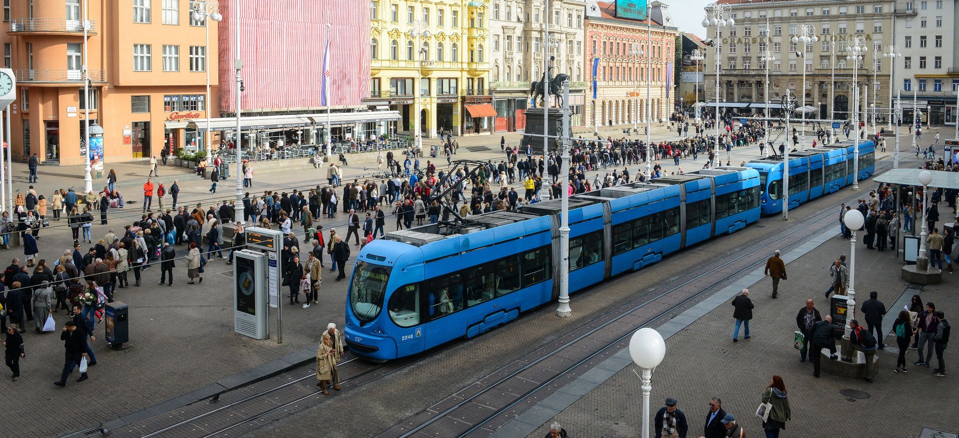 Zagreb: Građani u koloni čekaju organizirani prijevoz do groblja Mirogoj 01.11.2018., Zagreb -  Blagdan Svih svetih. Kolona ljudi koji cekaju autobuse s Kaptola za Mirogoj i Krematorij pruza se preko cijelog Trga bana Jelacica. Photo: Josip Regovic/PIXSELL
