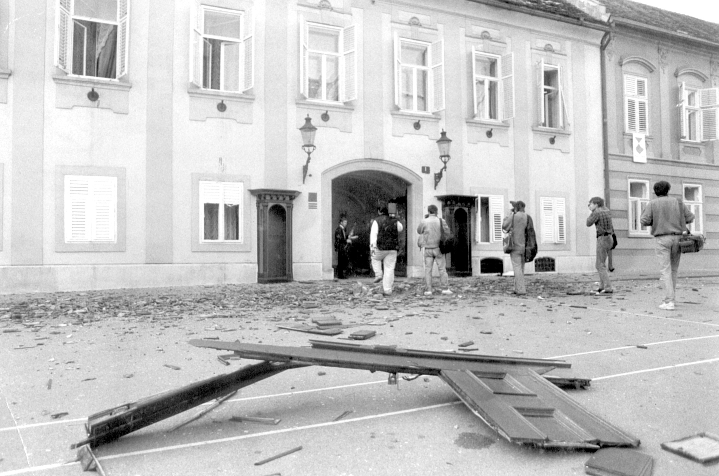 Zagreb, 06.10.2012 - Arhivska fotografija Banskih dvora nakon raketiranja 7.10.1991. godine. Prije 21 godinu zrakoplovi Jugoslavenske narodne armije (JNA) napali su Banske dvore, ondanje sjedite prvoga hrvatskog predsjednika Franje Tuðmana, koji je u trenutku napada (7. listopada 1991.) pregovarao s predsjednikom Predsjednitva SFRJ Stjepanom Mesiæem i predsjednikom Saveznoga izvrnog vijeæa (SIV) Antom Markoviæem. 
foto FaH/ Vjesnik/ Zlatko KALLE/ ik
