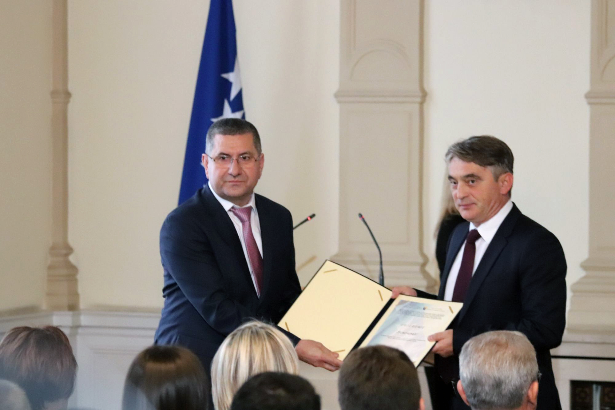 Sarajevo, 20.11.2018 - Bosna i Hercegovina u utorak je dobila novi dravni vrh, a prvi meðu jednakima u troèlanom Predsjednitvu postao je Milorad Dodik, èime je po prvi puta u postdaytonskom razdoblju nominalnim efom bosanskohercegovaèke drave postala osoba koja je pod sankcijama amerièke administracije. Na slici eljko Komiæ (D).
foto HINA/ FENA/ ua