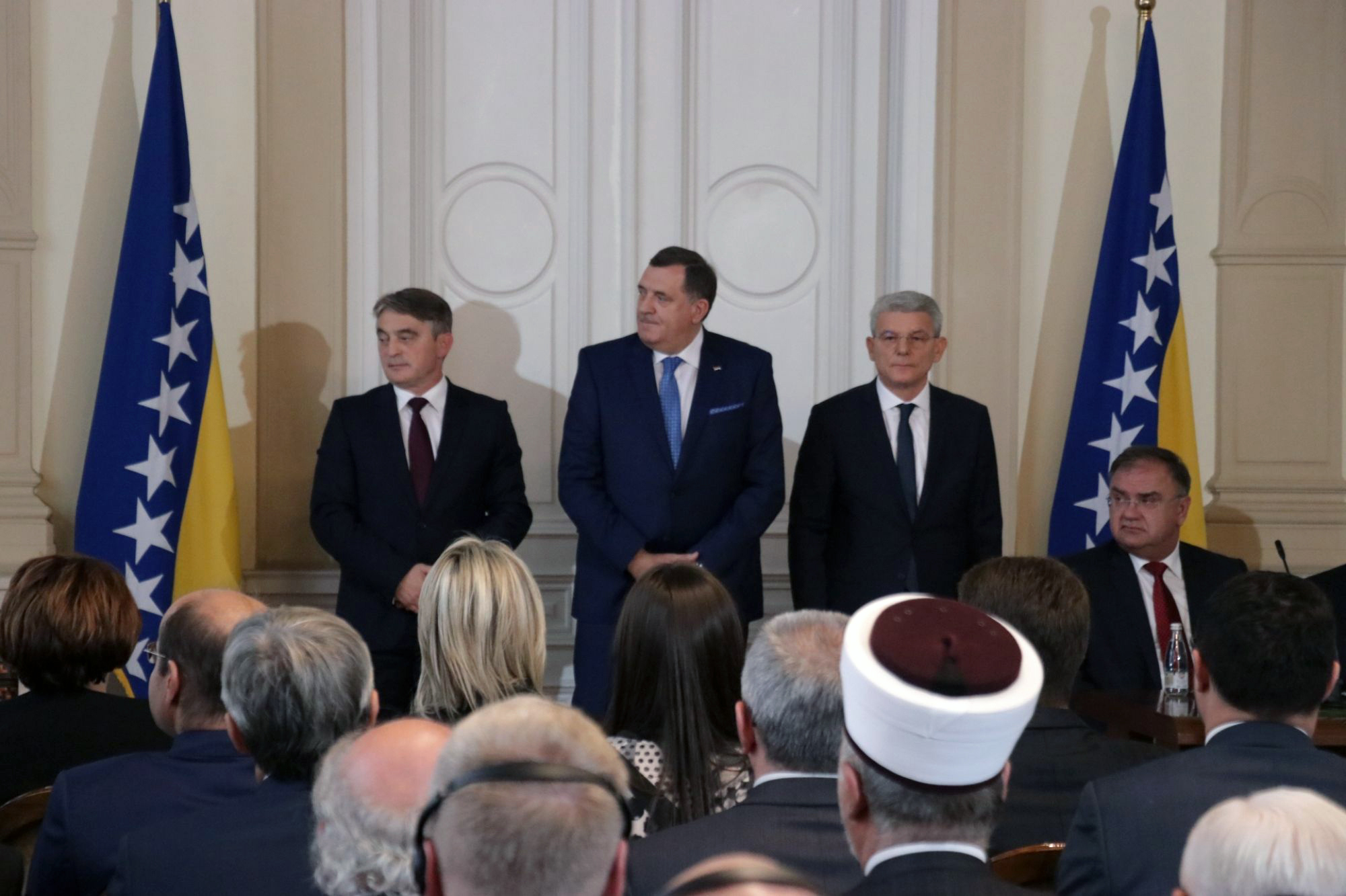 Sarajevo, 20.11.2018 - Bosna i Hercegovina u utorak je dobila novi dravni vrh, a prvi meðu jednakima u troèlanom Predsjednitvu postao je Milorad Dodik, èime je po prvi puta u postdaytonskom razdoblju nominalnim efom bosanskohercegovaèke drave postala osoba koja je pod sankcijama amerièke administracije. Na slici eljko Komiæ, Milorad Dodik, efik Daferoviæ i Mladen Ivaniæ.
foto HINA/ FENA/ ua