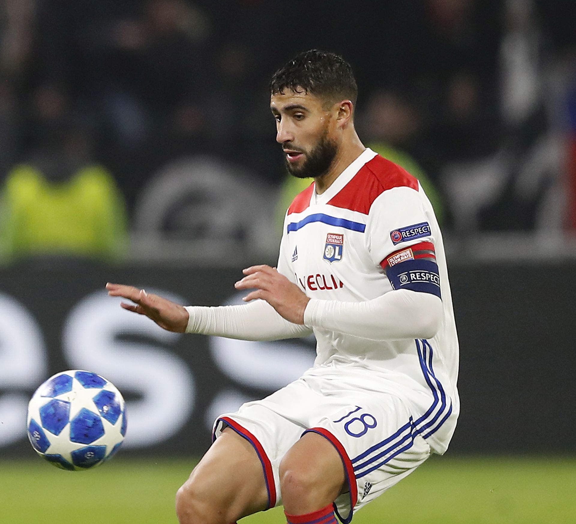 epa07193805 Kyle Walker (L) of Manchester in action against Nabil Fekir (R)  of Lyon during the UEFA Champions League Group F soccer match between Olympique Lyon and Mancherster City, in Decines-Charpieu near Lyon, France, 27 November 2018.  EPA/GUILLAUME HORCAJUELO