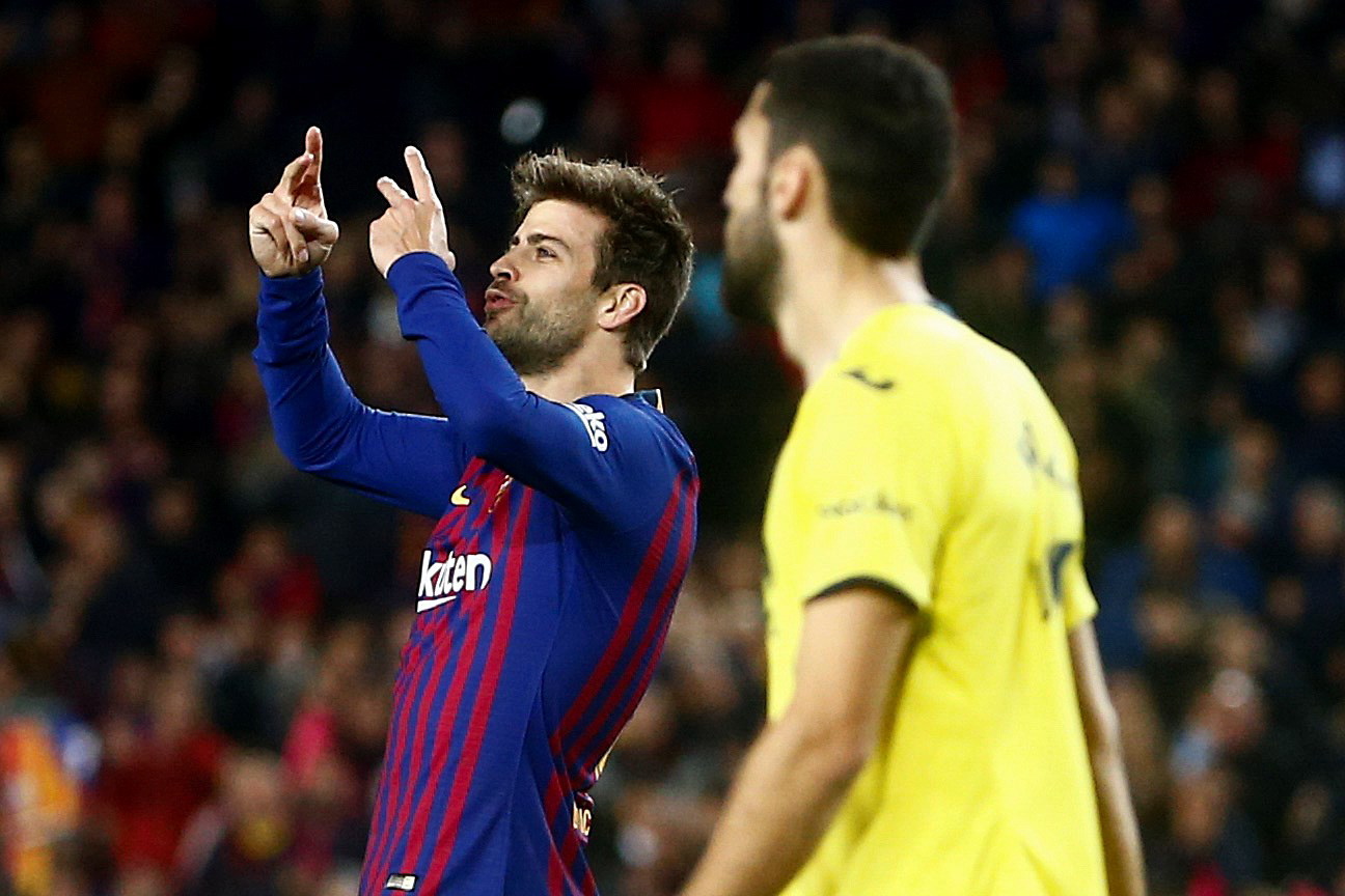 epa07204482 FC Barcelona's Gerard Pique (L) celebrates after scoring the opening goal during their Spanish La Liga Primera Division soccer match  between FC Barcelona and Villarreal CF at Camp Nou stadium in Barcelona, Spain, 02 December 2018.  EPA/QUIQUE GARCIA