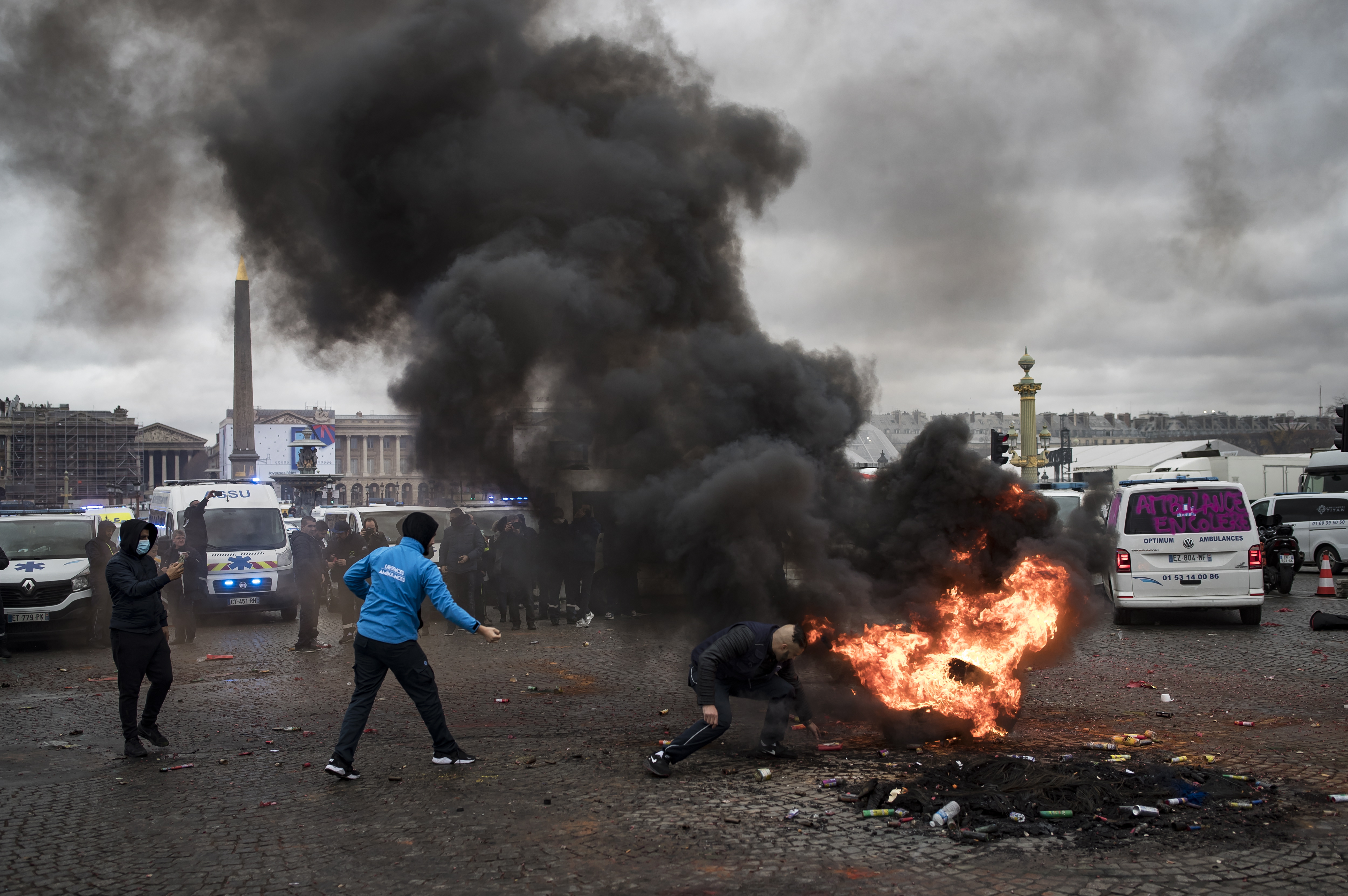 epa07206093 Ambulance drivers light a fire on Place de la Concorde during a national ambulance drivers' protest, in Paris, France, 03 December 2018. Amid tensions in the country over protests for fuel hikes, ambulance drivers blocked traffic near the National Assembly and demonstrated against social security reforms, media reported.  EPA/IAN LANGSDON
