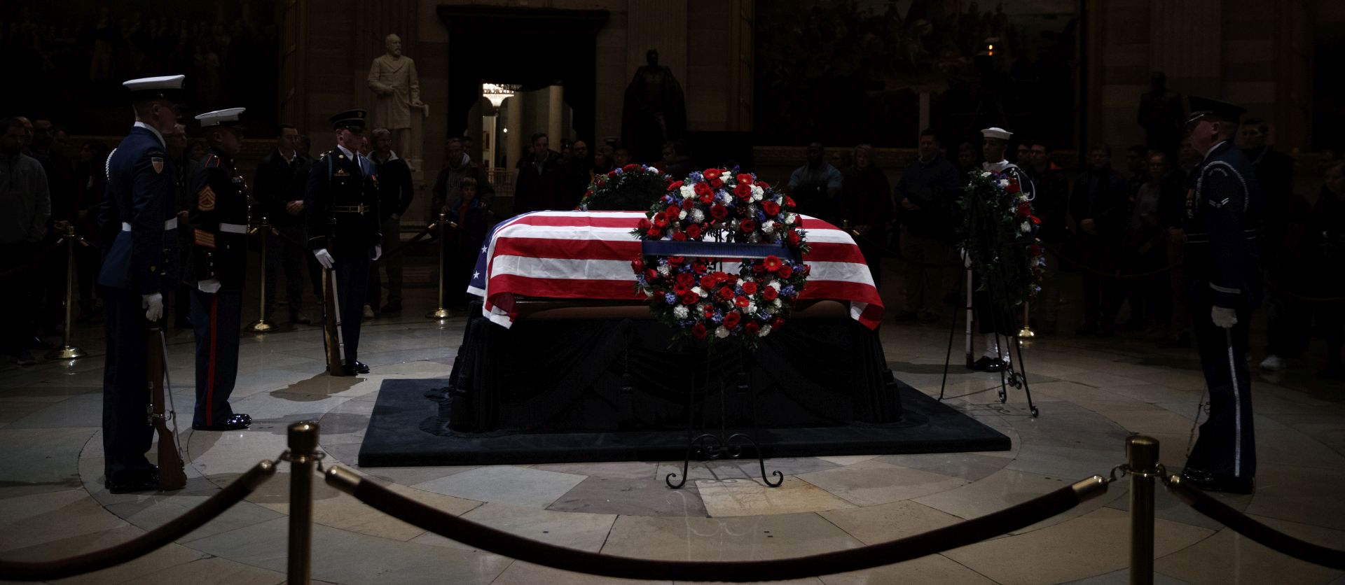 epa07207415 The casket containing the body of former US President George H.W. Bush lies in Rotunda of the US Capitol in Washington, DC, USA, 03 December 2018. George H.W. Bush, the 41st President of the United States (1989-1993), died at the age of 94 on 30 November 2018 at his home in Texas.  EPA/SHAWN THEW