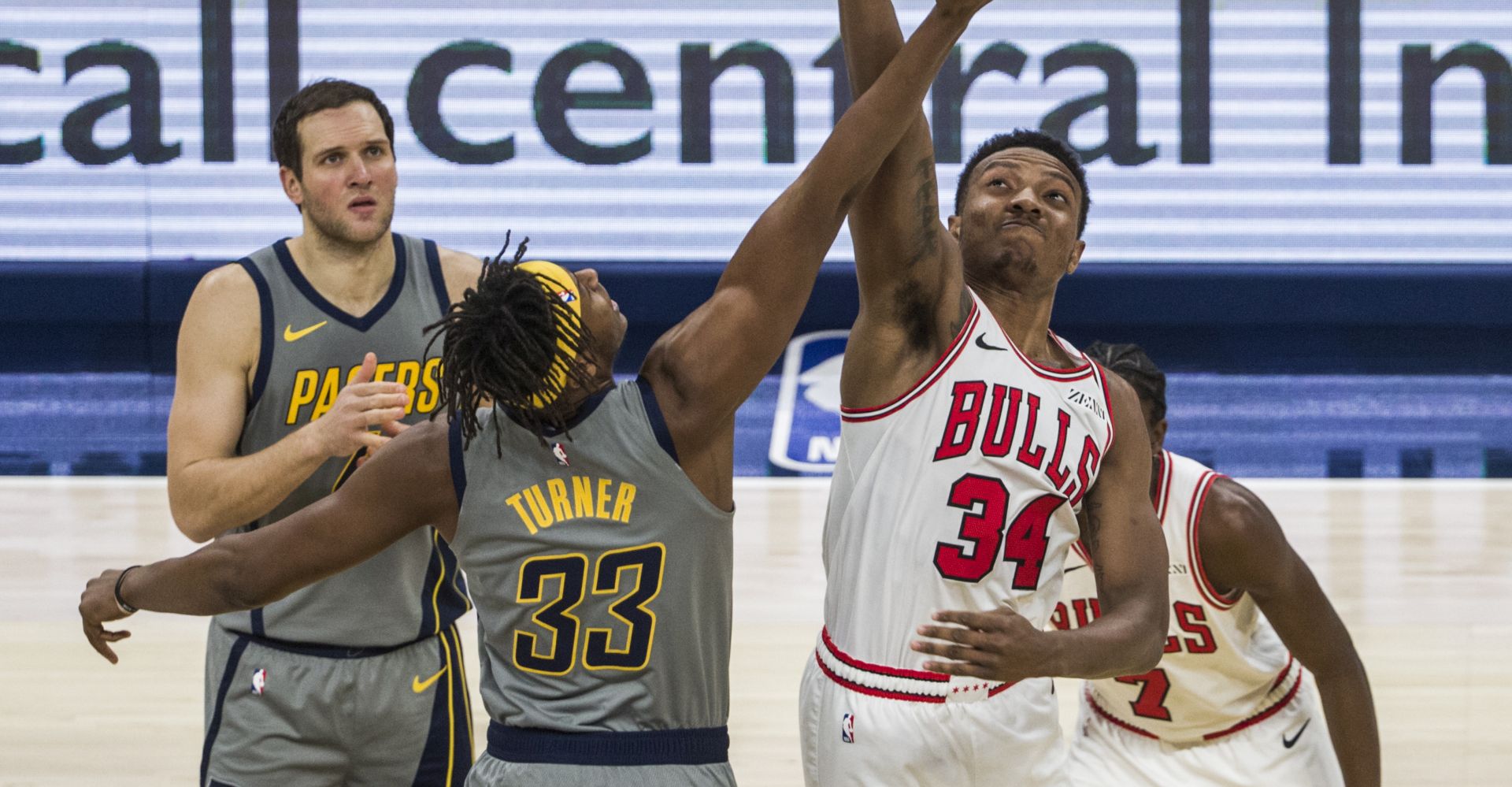 epa07209109 Chicago Bulls forward Wendell Carter Jr. (R) wins the opening tipoff against Indiana Pacers center Myles Turner (L) during the NBA game between the Chicago Bulls and the Indiana Pacers at Bankers Life Fieldhouse in Indianapolis, Indiana, USA, 04 December 2018.  EPA/TANNEN MAURY  SHUTTERSTOCK OUT
