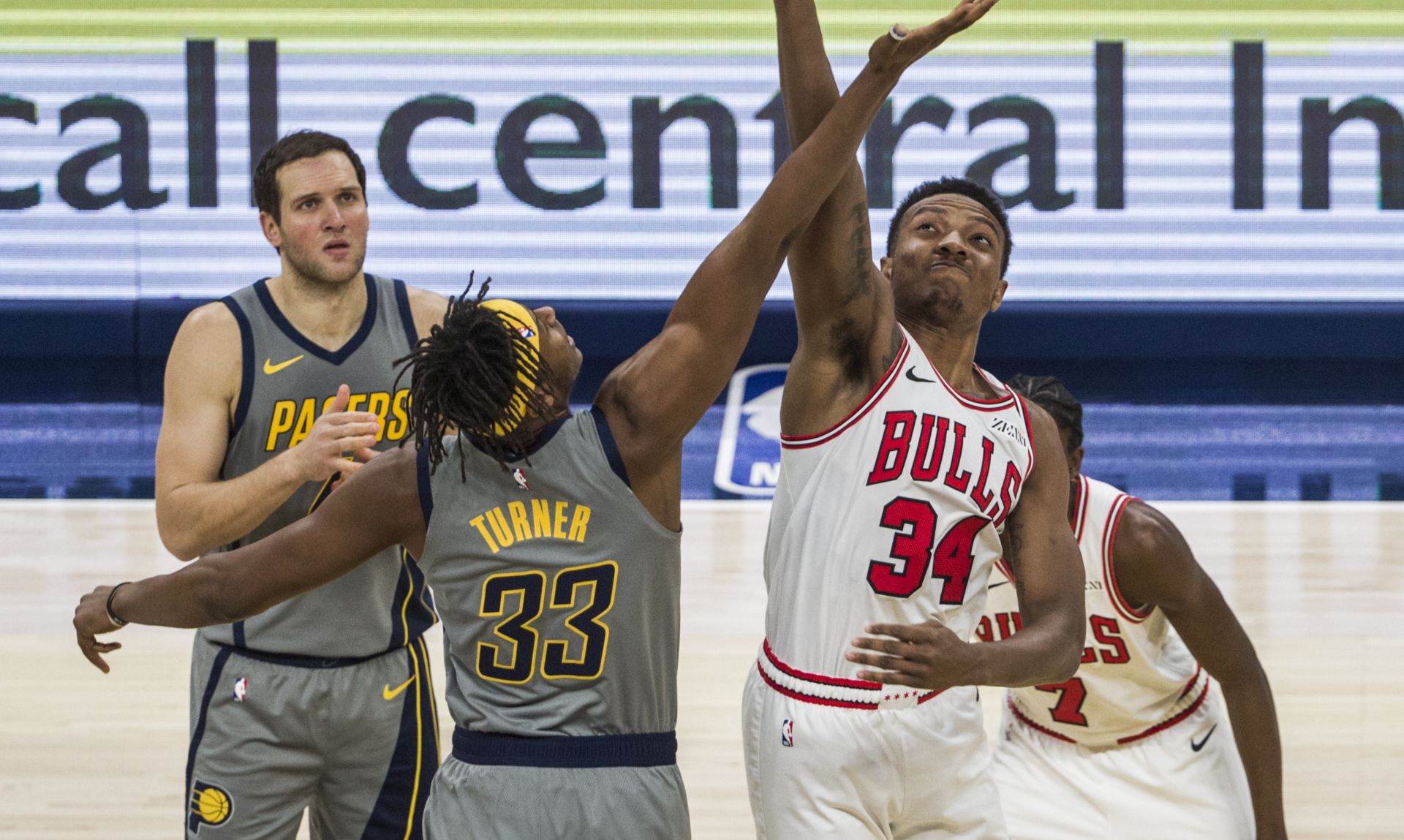 epa07209109 Chicago Bulls forward Wendell Carter Jr. (R) wins the opening tipoff against Indiana Pacers center Myles Turner (L) during the NBA game between the Chicago Bulls and the Indiana Pacers at Bankers Life Fieldhouse in Indianapolis, Indiana, USA, 04 December 2018.  EPA/TANNEN MAURY  SHUTTERSTOCK OUT