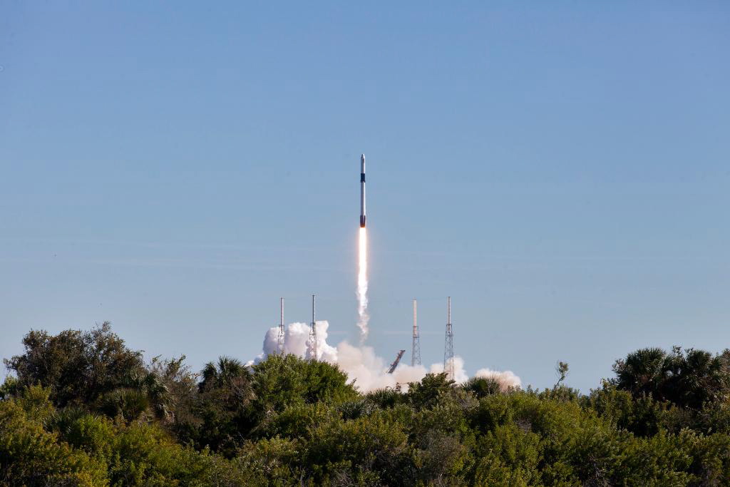 epa07211335 A frame grab made available by NASA Television shows a SpaceX Dragon spacecraft launching to the International Space Station at 1:16 p.m. EST, on a Falcon 9 rocket from Space Launch Complex 40 at Cape Canaveral Air Force Station in Florida, USA 05 December 2018. The spacecraft, on its 16th mission for NASA under the agency’s Commercial Resupply Services contract, carries more than 5,600 pounds of research equipment, cargo and supplies.  EPA/NASA TELEVISION HANDOUT  HANDOUT EDITORIAL USE ONLY/NO SALES