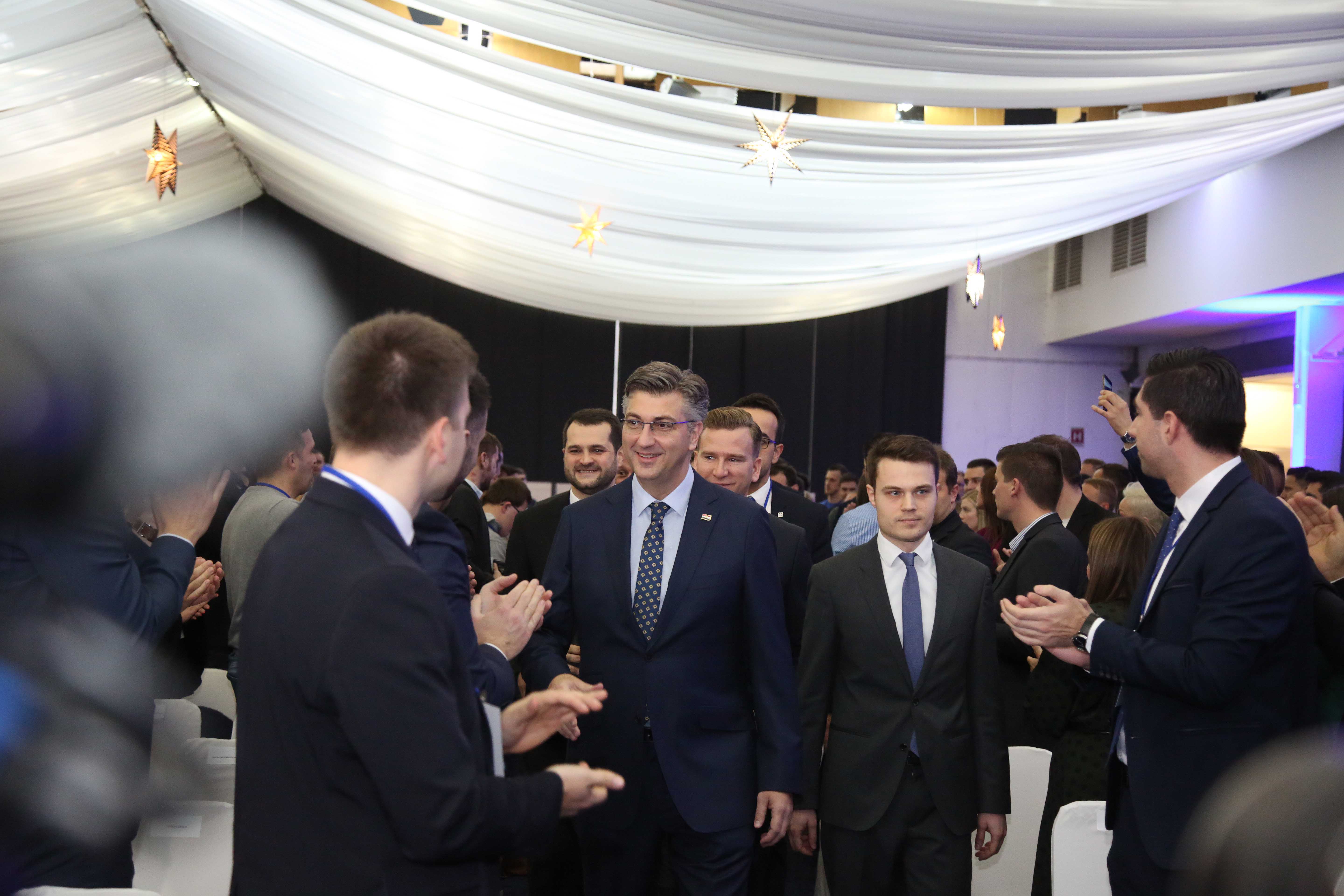 Zagreb, 8.12.2018.- Izborni sabor Mladei HDZ-a u dvorani Gastro globus na Zagrebaèkom velesamu. Na slici Andrej Plenkoviæ i Ivan Vidi.
foto HINA/ Zvonimir KUHTIÆ/ ua