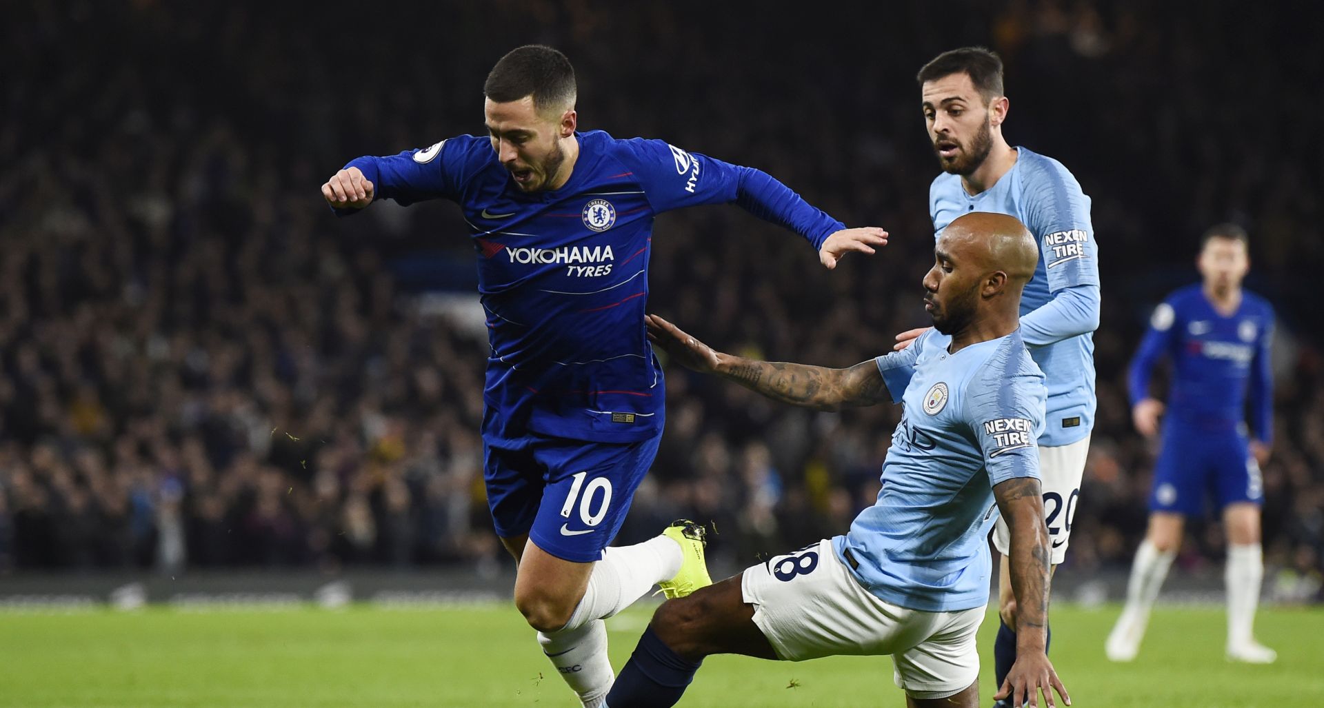 epa07217937 Chelsea's Eden Hazard (L) vies for the ball against Manchester City's Fabian Delph (C)  during the English Premier League soccer match Chelsea vs Manchester City  at the Stamford Bridge Stadium, London, Britain, 08 December 2018.  EPA/WILL OLIVER EDITORIAL USE ONLY. No use with unauthorized audio, video, data, fixture lists, club/league logos or 'live' services. Online in-match use limited to 75 images, no video emulation. No use in betting, games or single club/league/player publications