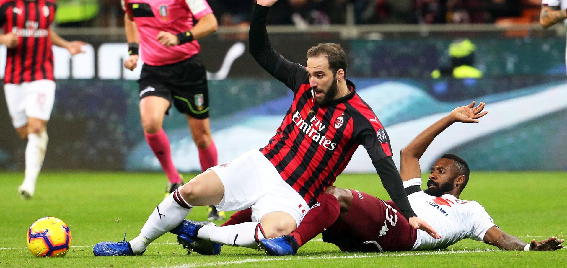 epa07220467 Milan's Gonzalo Higuain (C) in action against Torino's Nicolas N'Koulou (R) during the Italian Serie A soccer match between AC Milan and Torino FC at Giuseppe Meazza stadium in Milan, Italy, 09 December 2018.  EPA/MATTEO BAZZI