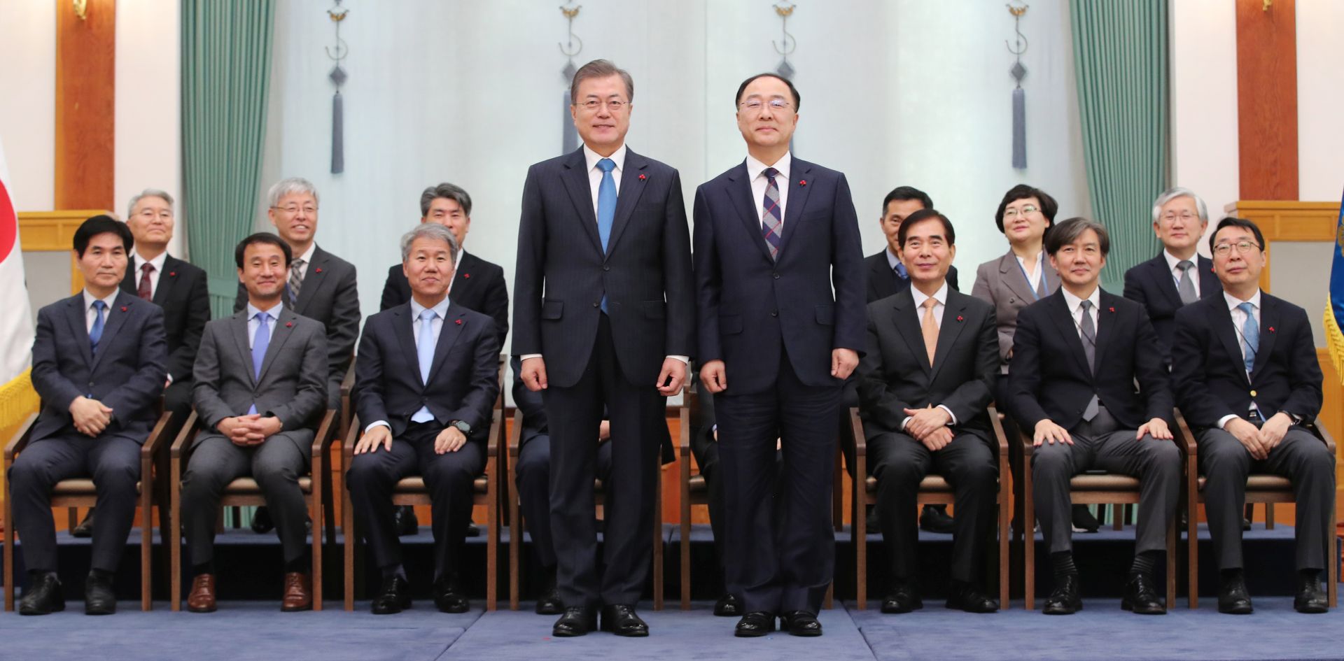 epa07221247 South Korean President Moon Jae-in (L, front) poses with new South Korean Finance Minister Hong Nam-ki after offering him a letter of appointment at the presidential office in Seoul, Souith Korea, 10 December 2018. Reports state Hong Nam-ki, who replaced Kim Dong-yeon, made a statement saying he would help the country's private sector by softening regulations.  EPA/YONHAP SOUTH KOREA OUT