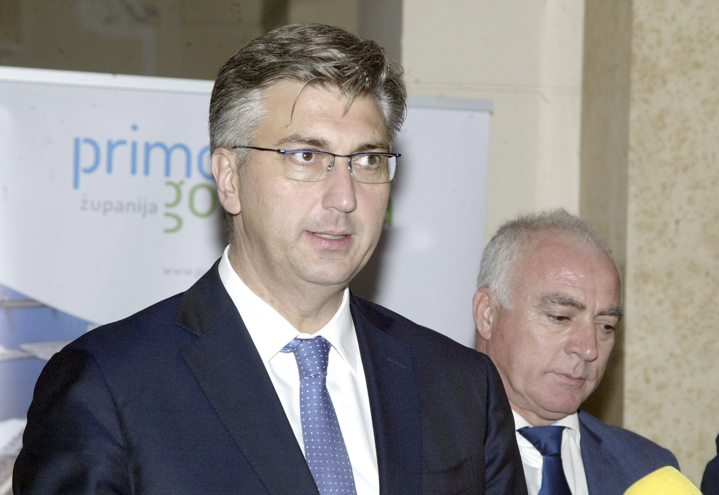 Rijeka, 11.12.2018 - Tiskovna konferencija nakon 5. sastanka Vlade sa upanima, predstavnicima Udruge gradova, Udruge opæina te predsjednikom saborskog Odbora za lokalnu (regionalnu) samoupravu. Na slici Andrej Plenkoviæ i Goran Pauk.
foto HINA/ Miljenko KLEPAC/ ua