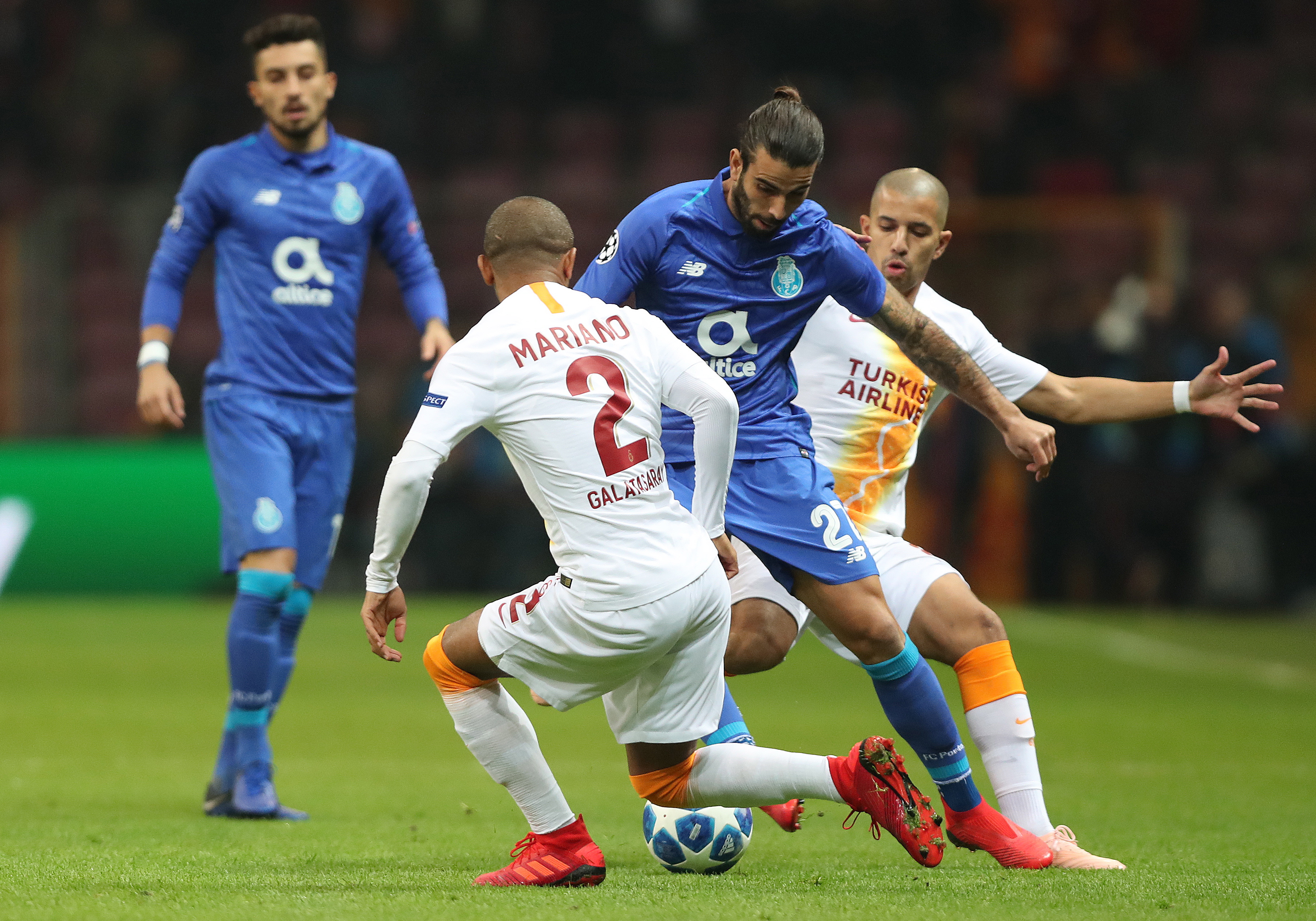 epa07224183 Galatasaray's Maicon (R) and Mariano Ferreira (2-L) in action against FC Porto's Sergio Oliveira (C) during the UEFA Champions League group D soccer match between Galatasaray and Porto at the Turk Telekom Arena in Istanbul, Turkey, 11 December 2018.  EPA/TOLGA BOZOGLU