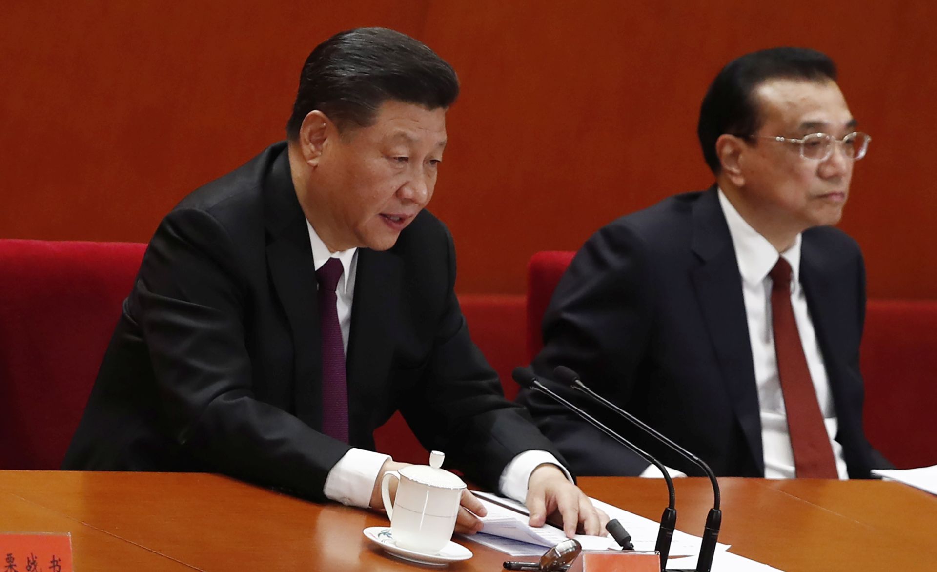 epa07237873 Chinese President Xi Jinping (L) delivers a speech beside Chinese Premier Li Keqiang (R) during a celebration meeting to celebrate the 40th anniversary of China's reform and opening up at the Great Hall of the People in Beijing, China, 18 December 2018.  EPA/WU HONG