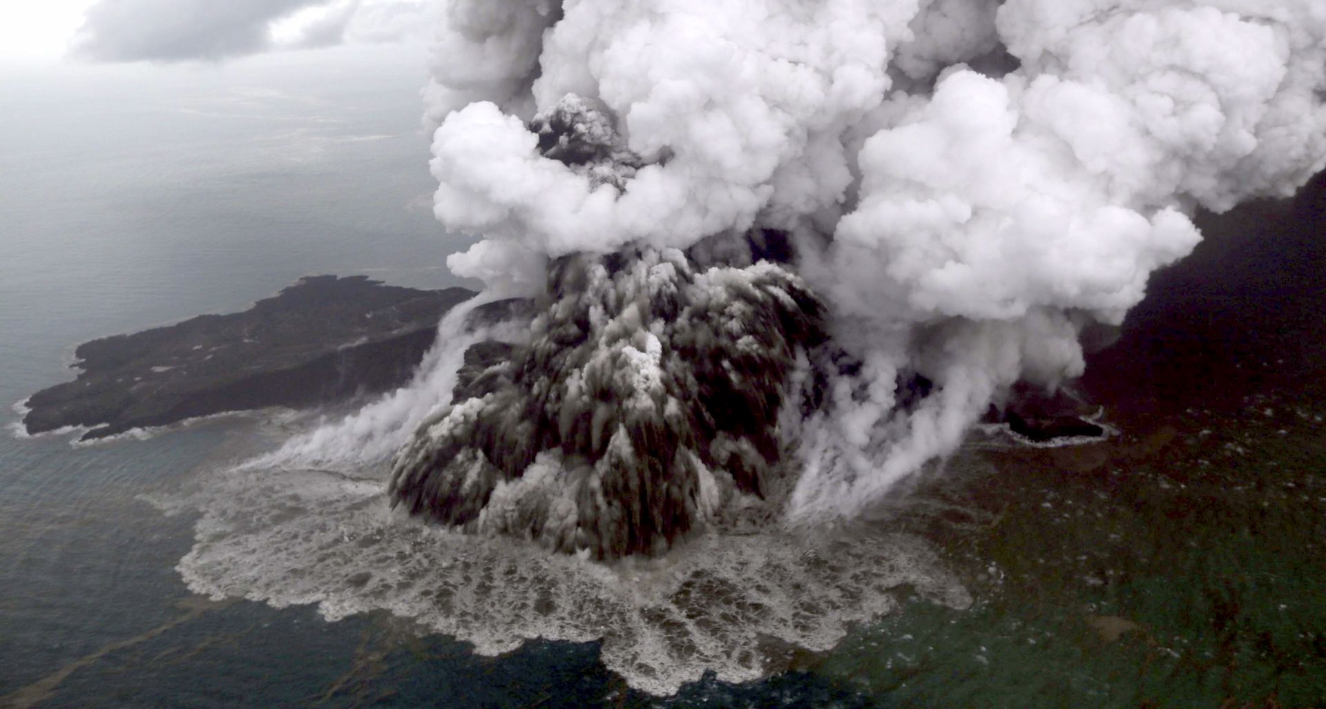 epa07247269 An aerial view shows mount Anak Krakatau erupting in Lampung, Indonesia, 23 December 2018 (issued 24 December 2018). According to the Indonesian National Board for Disaster Management (BNPB), at least 281 people died and 1,016 others have been injured after a tsunami hit the coastal regions of the Sunda Strait on 22 December.  EPA/Nurul Hidayat/Bisnis Indonesia