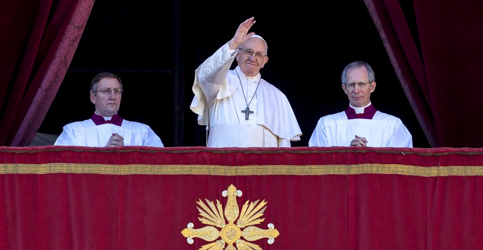 epa07248216 Pope Francis (C) delivers the traditional Urbi et Orbi Christmas Day blessing from the central balcony of St. Peter's Basilica at the Vatican, 25 December 2018.  EPA/ANGELO CARCONI