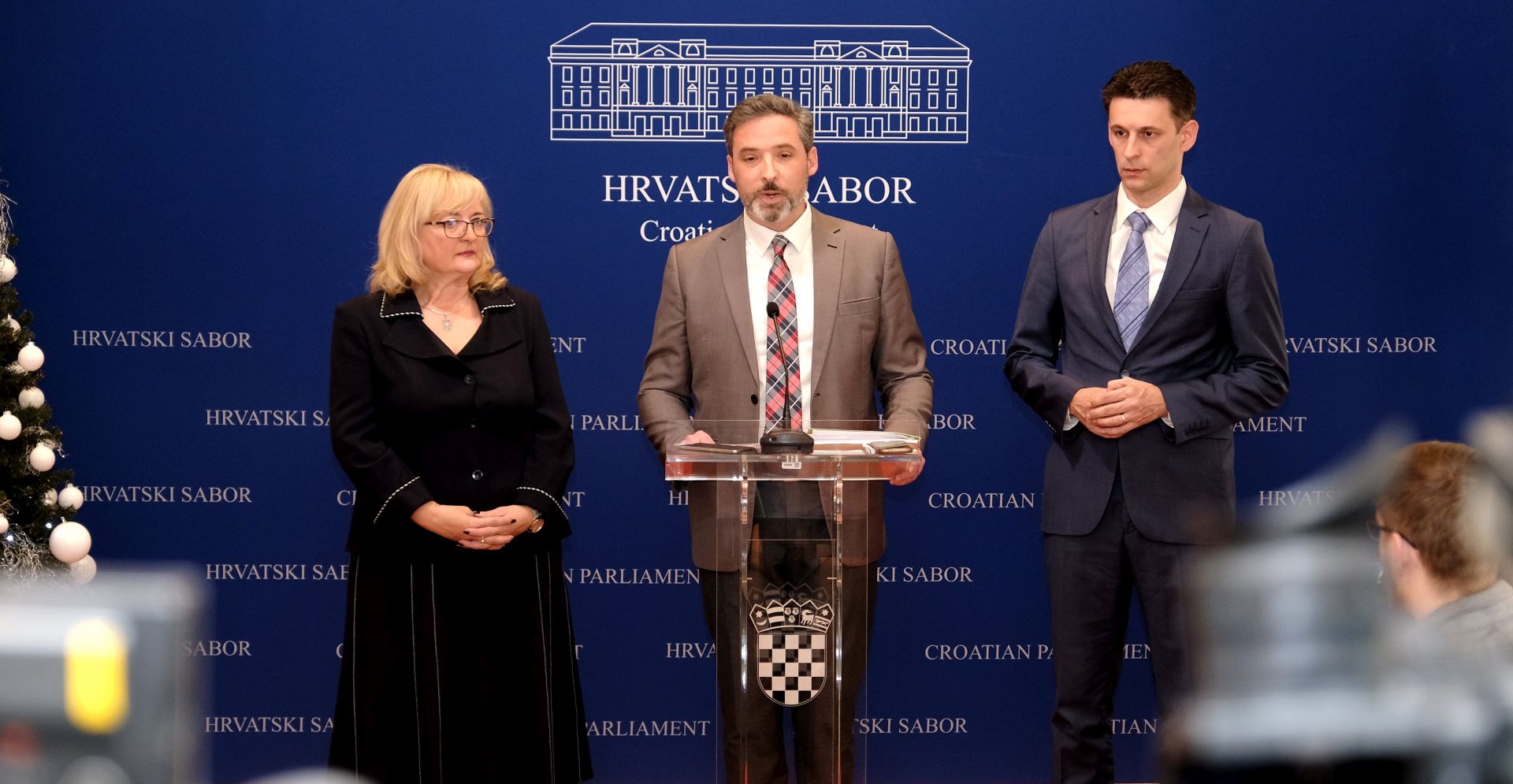 Zagreb, 27.12.2018. - Most nezavisnih lista održao je u Hrvatskom saboru konferenciju za novinare o prijedlogu zakona o zdravstvenoj prevenciji kroničnih nezaraznih bolesti koji će uputiti u e-savjetovanje. Na fotografiji Ines Strenja, Ivan Bekavac, Božo Petrov.
foto HINA/ Edvard ŠUŠAK/ es