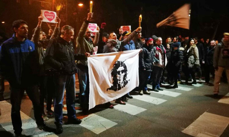 Banja Luka, 29.12.2018 - Davor Dragièeviæ, otac mladiæa kojega je smrt pod nerazjanjenim okolnostima u oujku potaknula masovne prosvjede protiv reima Milorada Dodika, najavio je u subotu da æe od sada zahtijevati ostavke ministra unutarnjih poslova i drugih visokih dunosnika MUP-a Republike Srpske i okupljanja æe se odravati sve dok se taj zahtjev ne ispuni. Uoèi velikog prosvjeda skupine "Pravda za Davida" najavljenog za nedjelju u Banjoj Luci, Dragièeviæ se oglasio na Facebooku porukom da ministar unutarnjih poslova Dragan Lukaè i ostali moraju biti smijenjeni ili podnijeti ostavke do poèetka tog okupljanja, a u protivnom sudionici neæe otiæi s trga Krajine.
foto HINA/ FENA/ ua