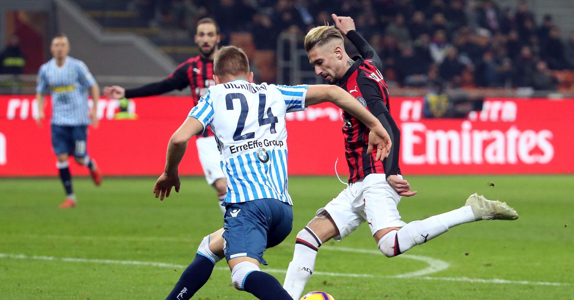 epa07253422 Milan's Samuel Castillejo (R) scores a goal during the Italian Serie A soccer match AC Milan vs S.P.A.L. at the Giuseppe Meazza stadium in Milan, Italy, 29 December 2018.  EPA/MATTEO BAZZI