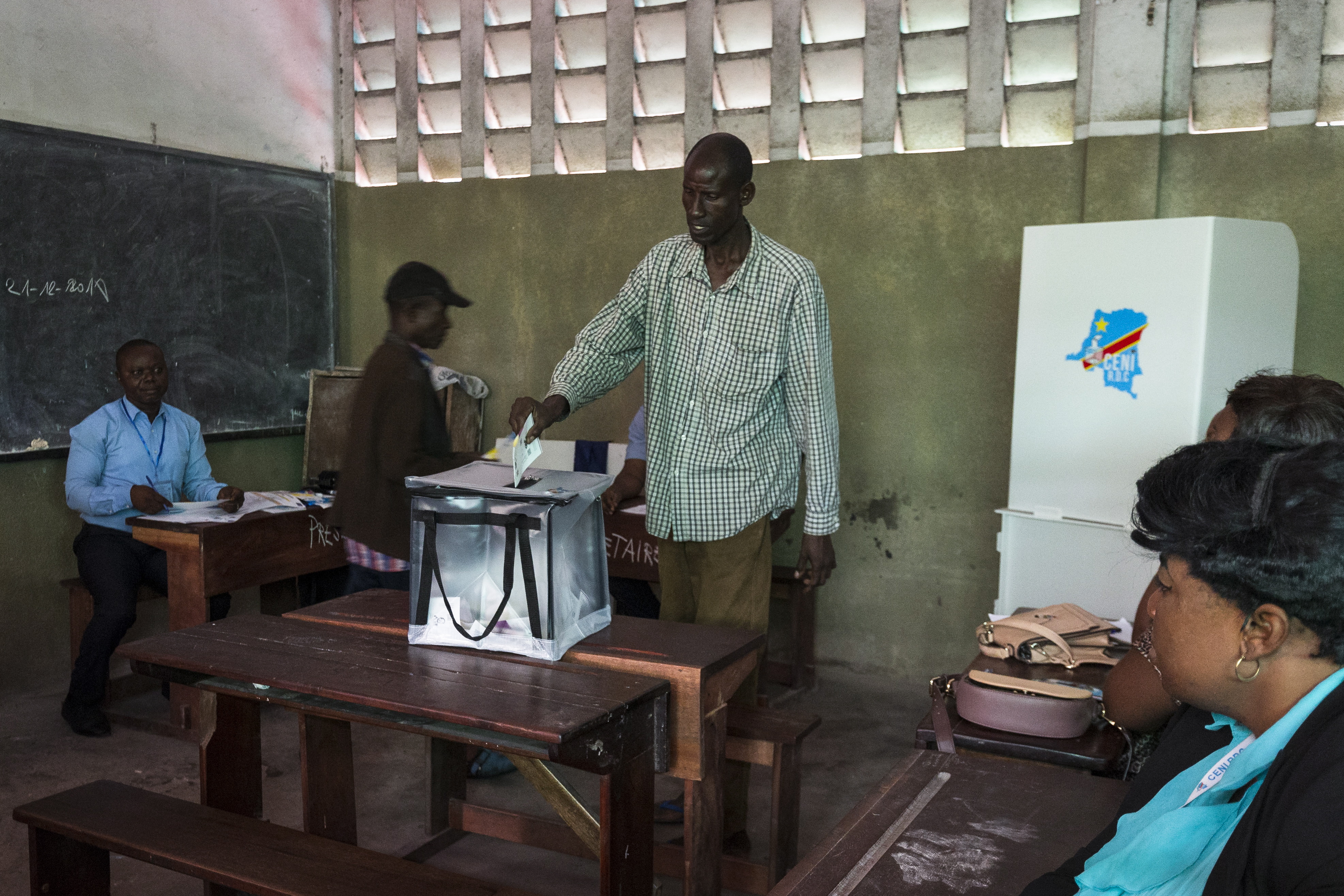 epa07253891 A man casts his ballot in the general elections in Kinshasa, Democratic Republic of the Congo, 30 December 2018. DR Congo went to the polls on 30 December where the ruling party candidate Emmanuel Ramazani Shadary, a loyalist of outgoing president Joseph Kabila, is facing challenges by opposition leaders Martin Fayulu and Felix Tshisekedi. More than 1 million voters are excluded from the polls after the decision to postpone the poll in three districts citing Ebola crisis and insecurity.  EPA/STEFAN KLEINOWITZ