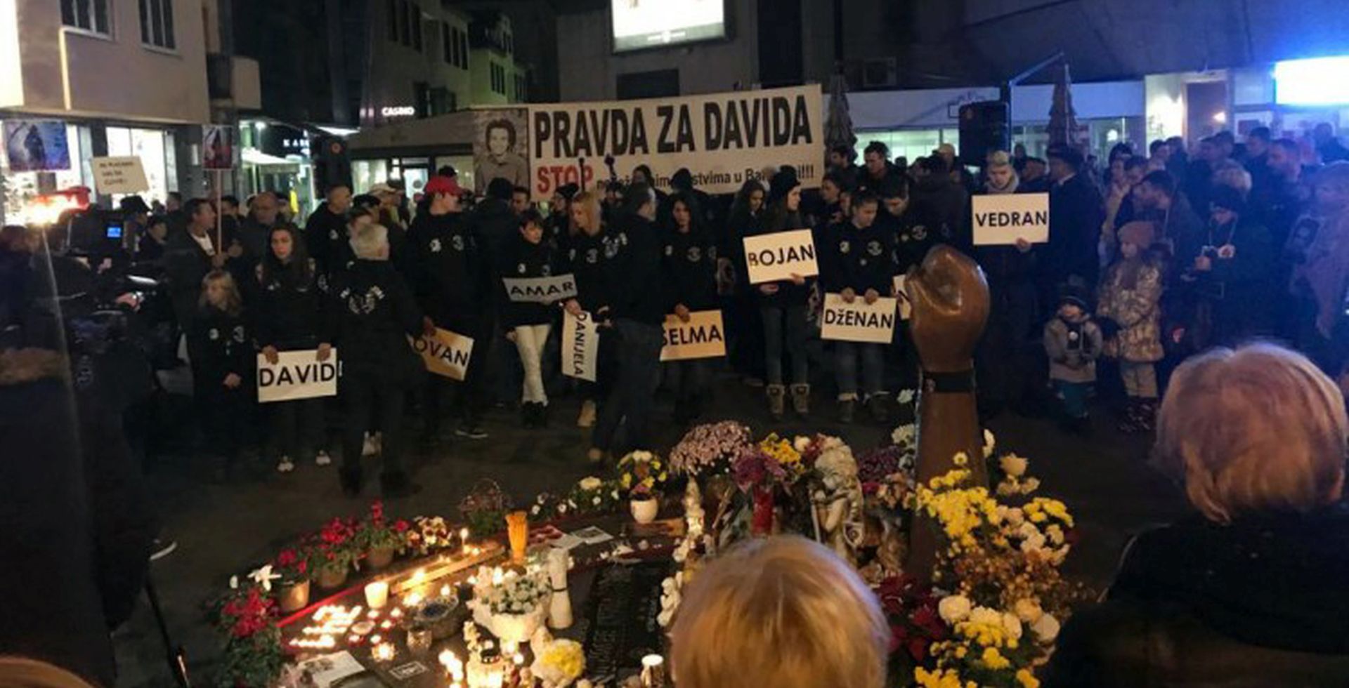 Banja Luka, 30.12.2018 - Tisuæe ljudi u nedjelju su u Banjoj Luci opet podrale skupinu "Pravda za Davida" i traile ostavke vrha ministarstva unutarnjih poslova Republike Srpske zbog policijskog nasilja i prikrivanja istine o smrti Davida Dragièeviæa koji je pod nerazjanjenim okolnostima pronaðen mrtav u oujku.
foto HINA/ FENA/ ua