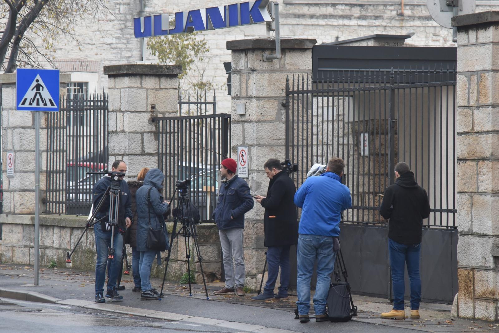 Pula: U Uljaniku ponovo pokrenut štrajk 03.12.2018., Pula - U Uljaniku je ponovo pokrenut strajk. Radnici su ostali u krugu brodogradilista, a ne rade ni radnici kojima je ranije bilo dopusteno raditi na polarnom kruzeru australskog narucitelja. Novinari ispred brodogradilista.  Photo: Dusko Marusic/PIXSELL