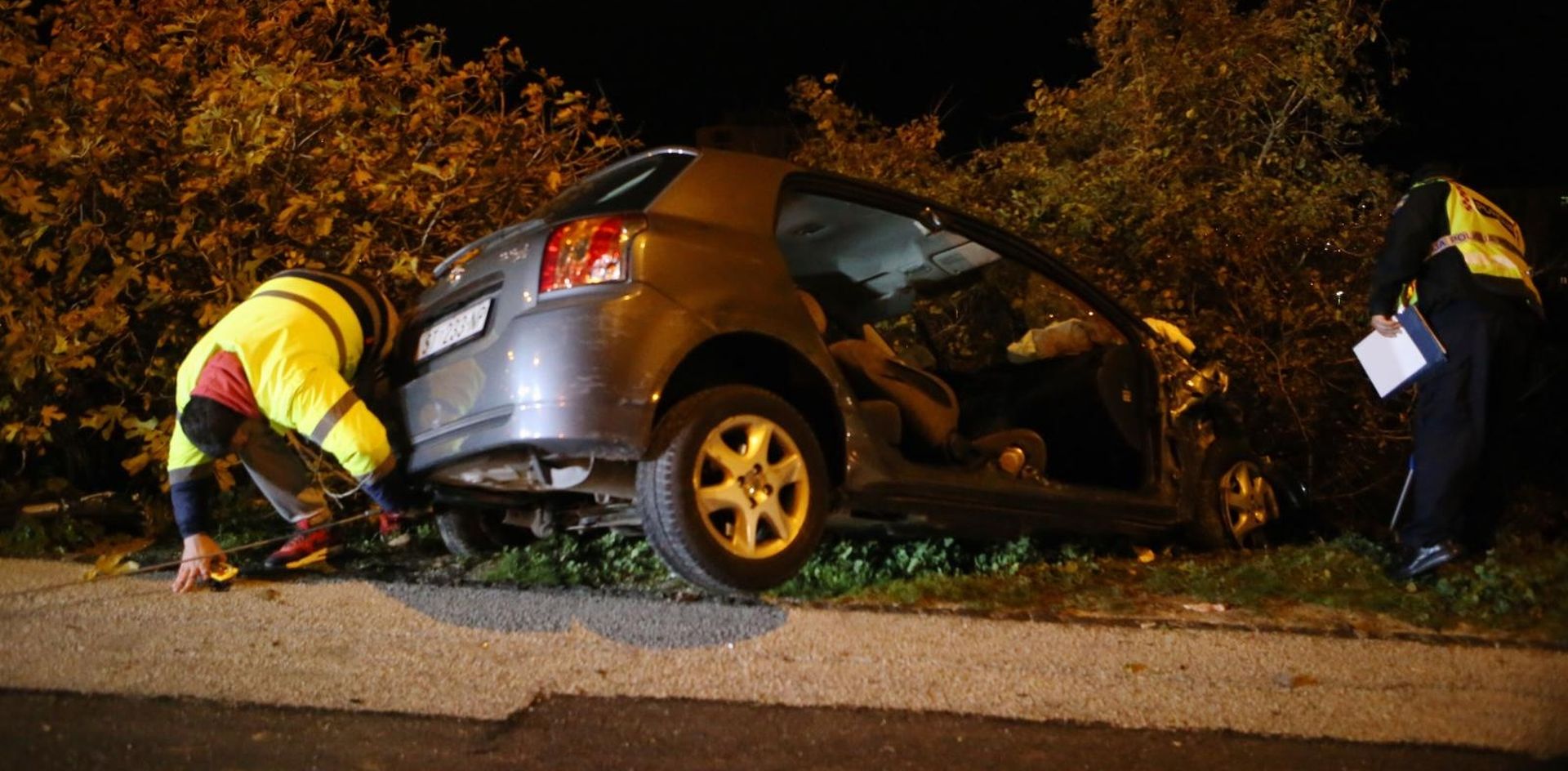 Split: Automobilom sletio s ceste i oštetio parkirane automobile 03.12.2018., Split - U prometnoj nesreci koja se dogodila poslije 22 sata na Vukovarskoj ulici osobno vozilo nakon udara u vozila parkirana uz cestu preslo na suprotni trak i izletjelo s ceste. 
Photo:Ivo Cagalj/PIXSELL