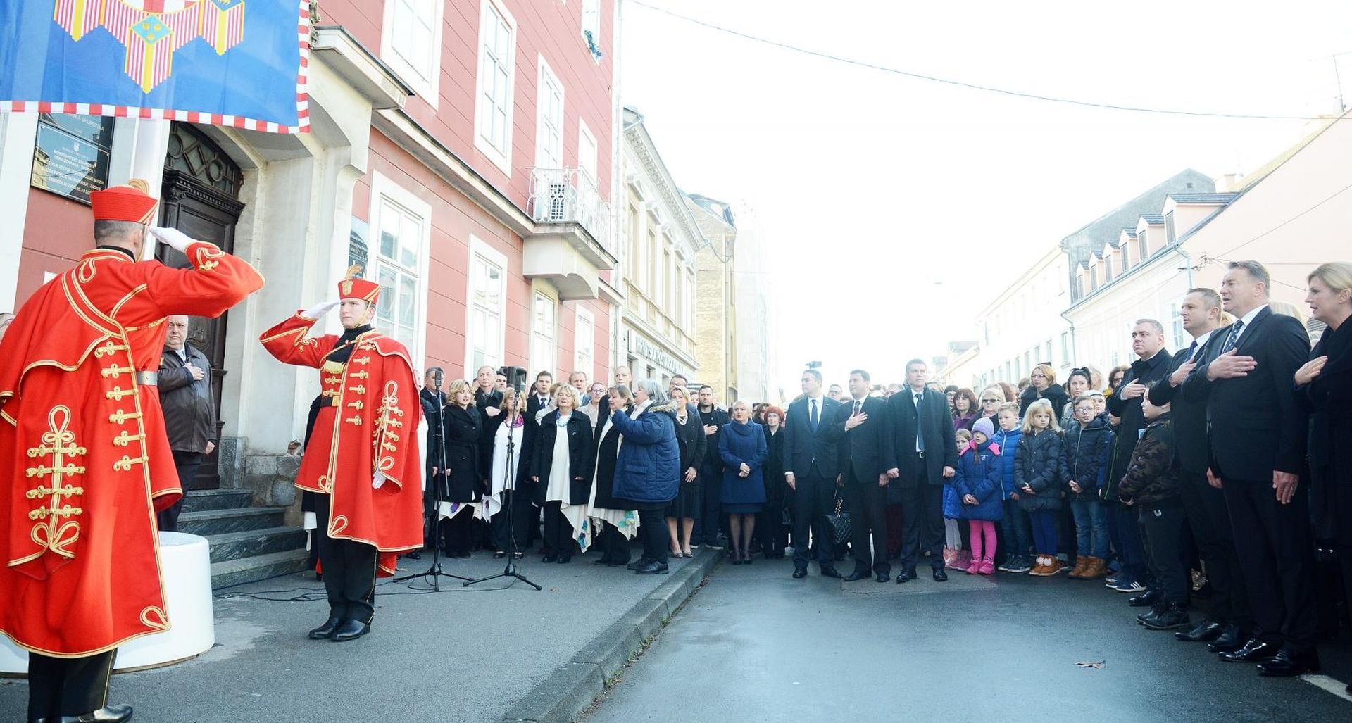 Sisak: Predsjednica Grabar Kitarović izmjestila svoj ured u zgradu Županije 05.12.2018., Sisak - Predsjednica Kolinda Grabar Kitarovic na tri dana svoj je Ured izmjestila je u sisacko-moslavacku zupaniju. Nakon podizanja zastave Predsjednica se obatila okupljenim gradjanima i pozdravila se s njima. Photo: Nikola Cutuk/PIXSELL