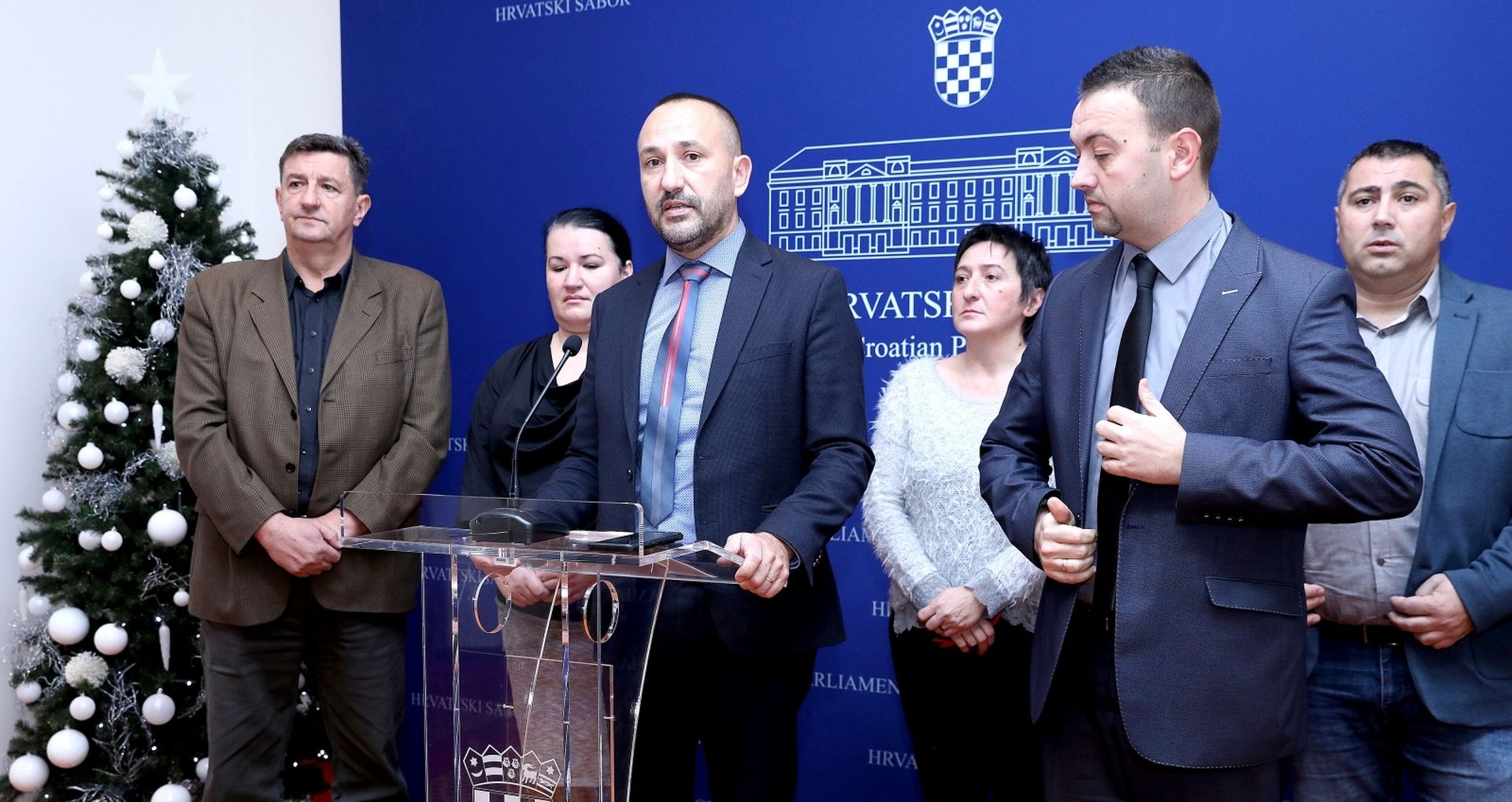 Zagreb: HKS se protivi izgradnji migrantskog kampa u Maloj Gorici kraj Petrinje 05.12.2018., Zagreb- U Saboru je odrzana konferencija za medije zastupnika Hrvoja Zekanovica. O temi: "NE izgradnji migrantskog kampa u Maloj Gorici kraj Petrinje! Ministar Bozinovic ide u Marakes reci DA, a mi idemo u Marakes reci NE!" govorili su zastupnik Hrvoje Zekanovic i gosti clanovi gradjanske Inicijative Hrvatski bedem, general Zeljko Sacic, Tanja Polic Markovic te predsjednik HKS Marijan Pavlicek.

Photo: Patrik Macek/PIXSELL