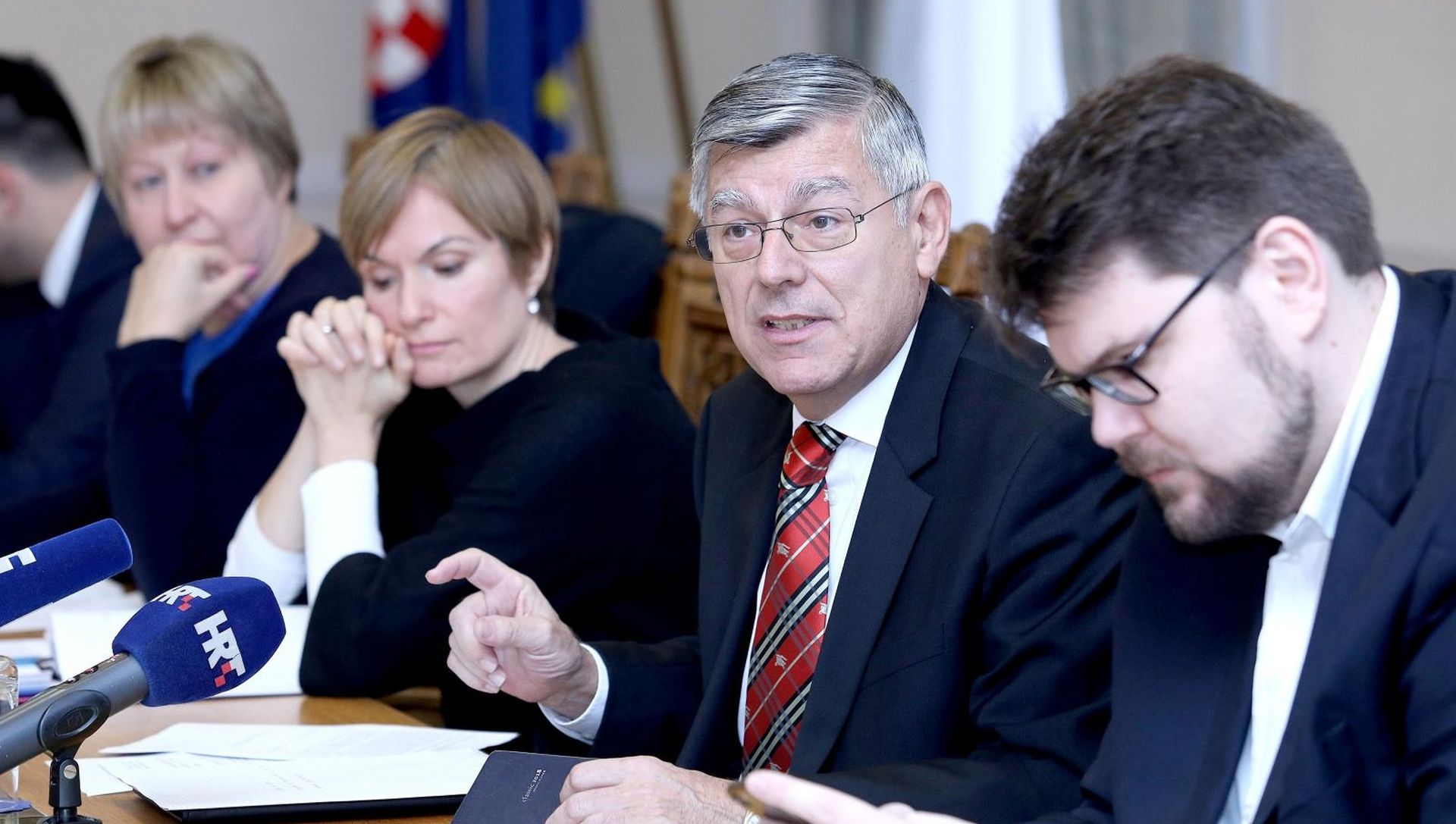Zagreb: Odbor za ustav raspravlja o povredi poslovnika 06.12.2018., Zagreb - U Saboru je odrzana 45. sjednica Odbora za Ustav, Poslovnik i politicki sustav na kojoj se raspravljalo o zahtjevu za misljenje o povredi poslovnika. 
Zeljko Reiner, Pedja Grbin. Photo: Patrik Macek/PIXSELL