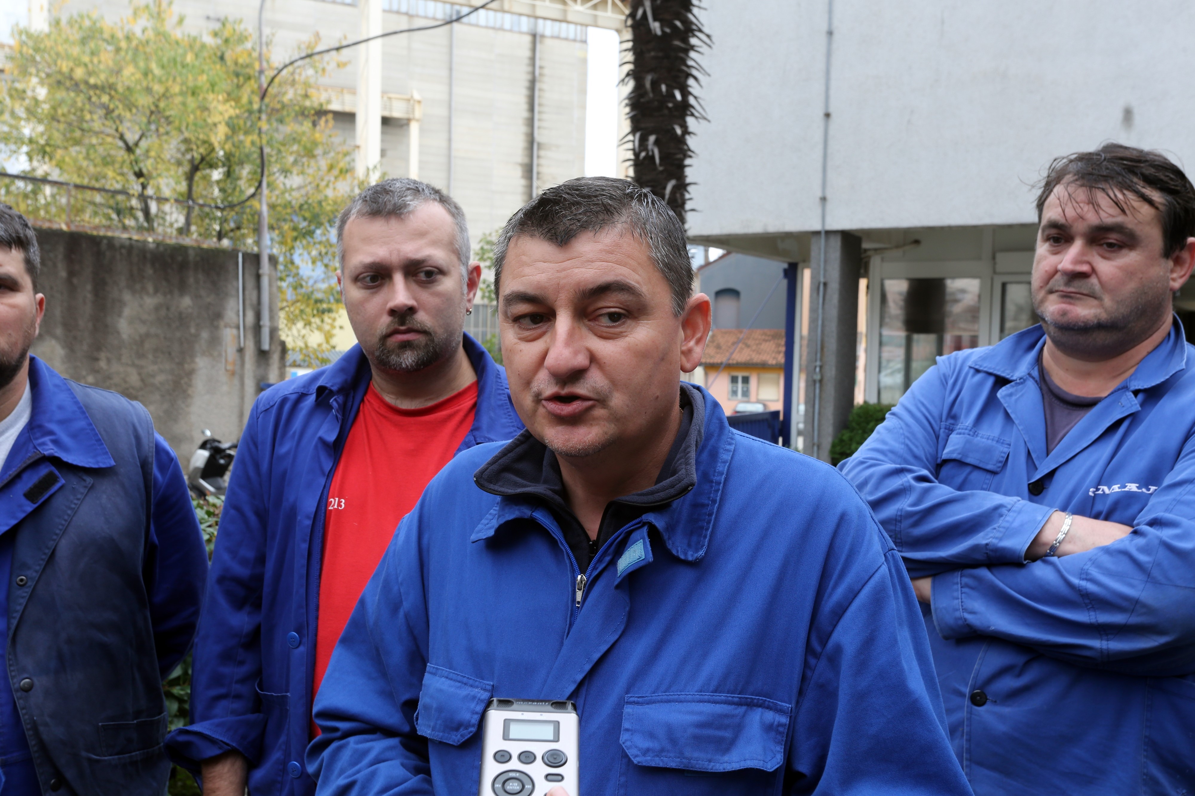 Rijeka: Štrajkaški odbor 3. maja dao izjavu za medije  07.11.2018., Rijeka - Strajkaski odbor brodogradilista 3. maj i predstavnik sindikata Juraj Soljic dali izjave za medije pred zapadnim ulazom u 3. maj.
Photo: Goran Kovacic/PIXSELL